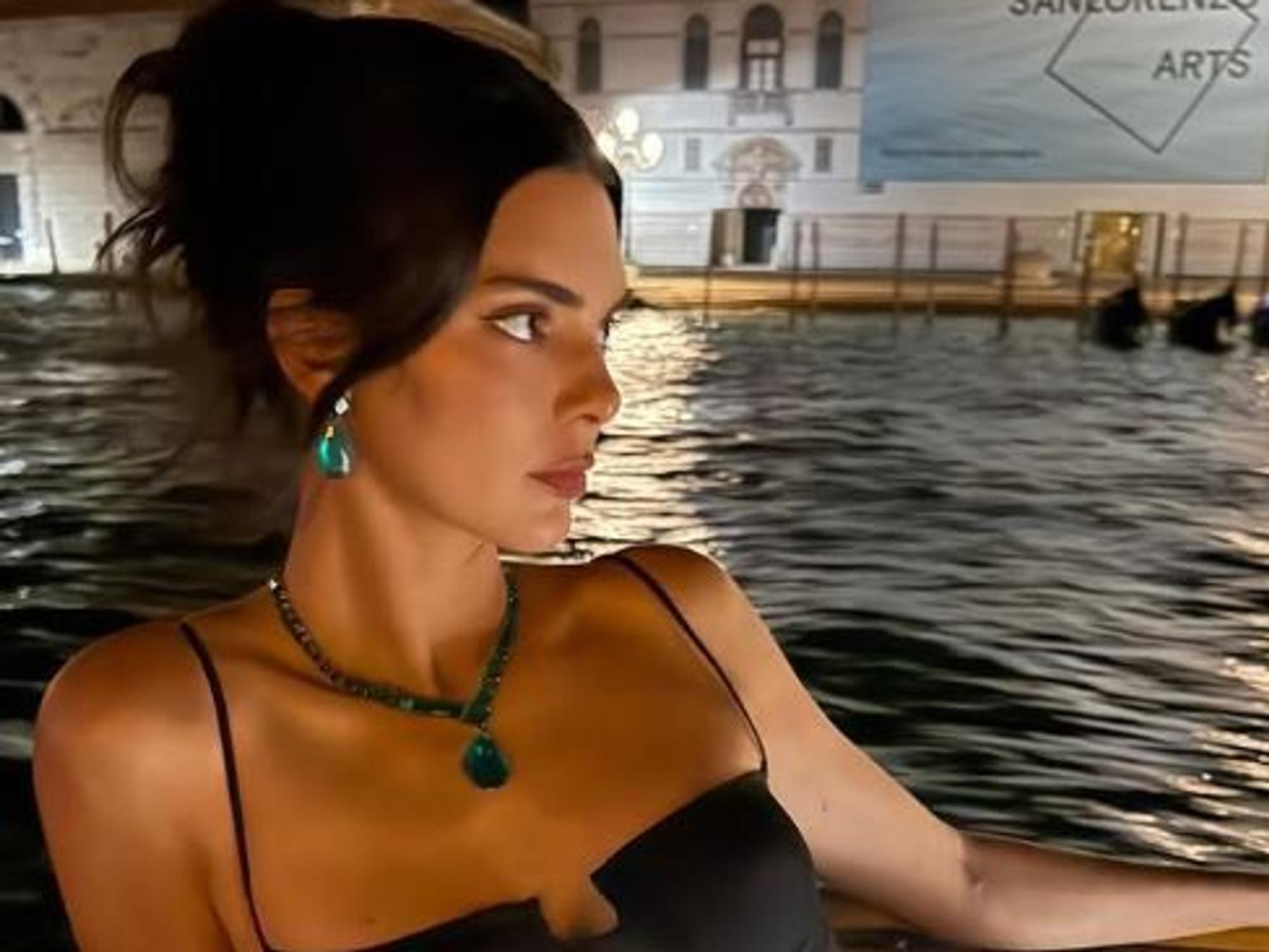 Model Kendall Jenner (28) während der nächtlichen Rückfahrt