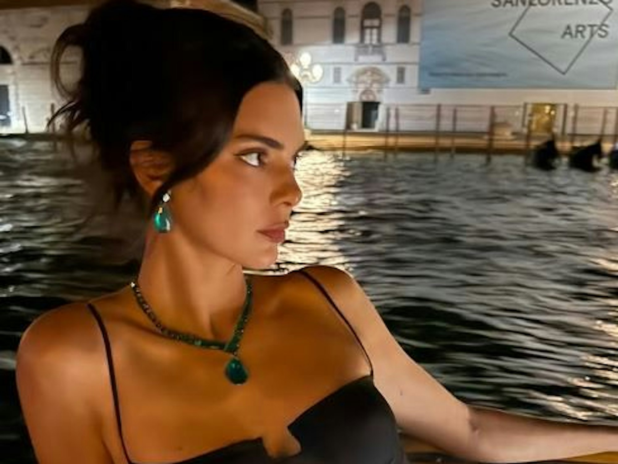 Model Kendall Jenner (28) während der nächtlichen Rückfahrt