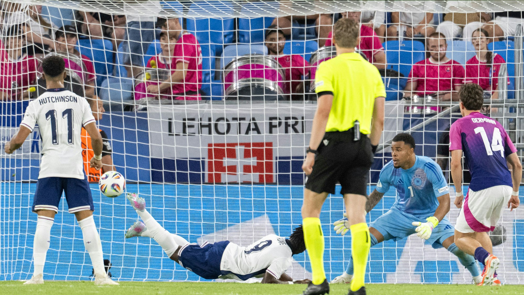 Der Moment des Siegtreffers: Jonathan Rowe köpft in der 92. Minute zum 3:2 für England ein.
