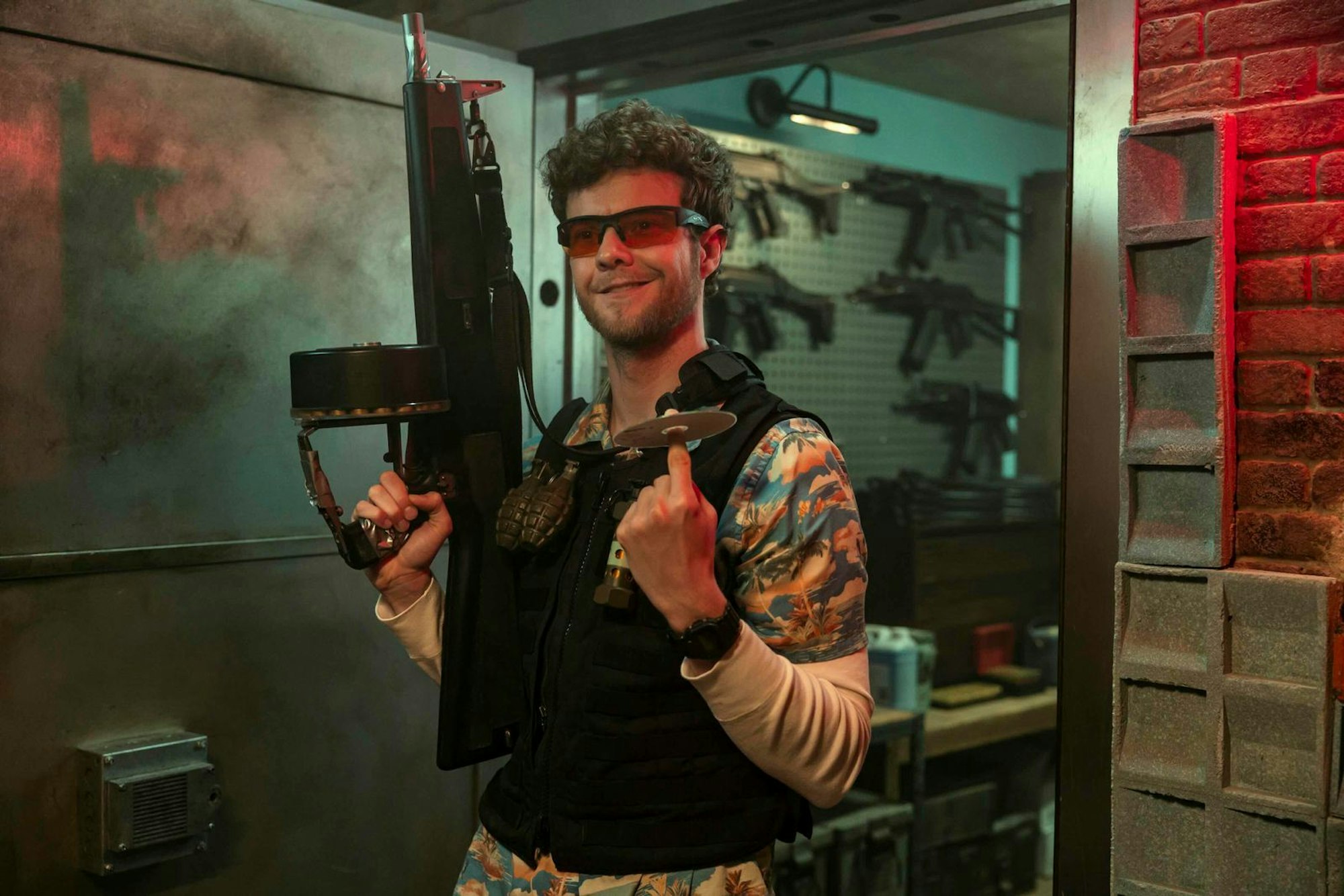 Schauspieler Jack Quaid aus „The Boys“, übrigens der Sohn von Meg Ryan und Dennis Quaid, spielt einen etwas irren US-Station-Agenten in Warschau. (Bild: Metronome Film)