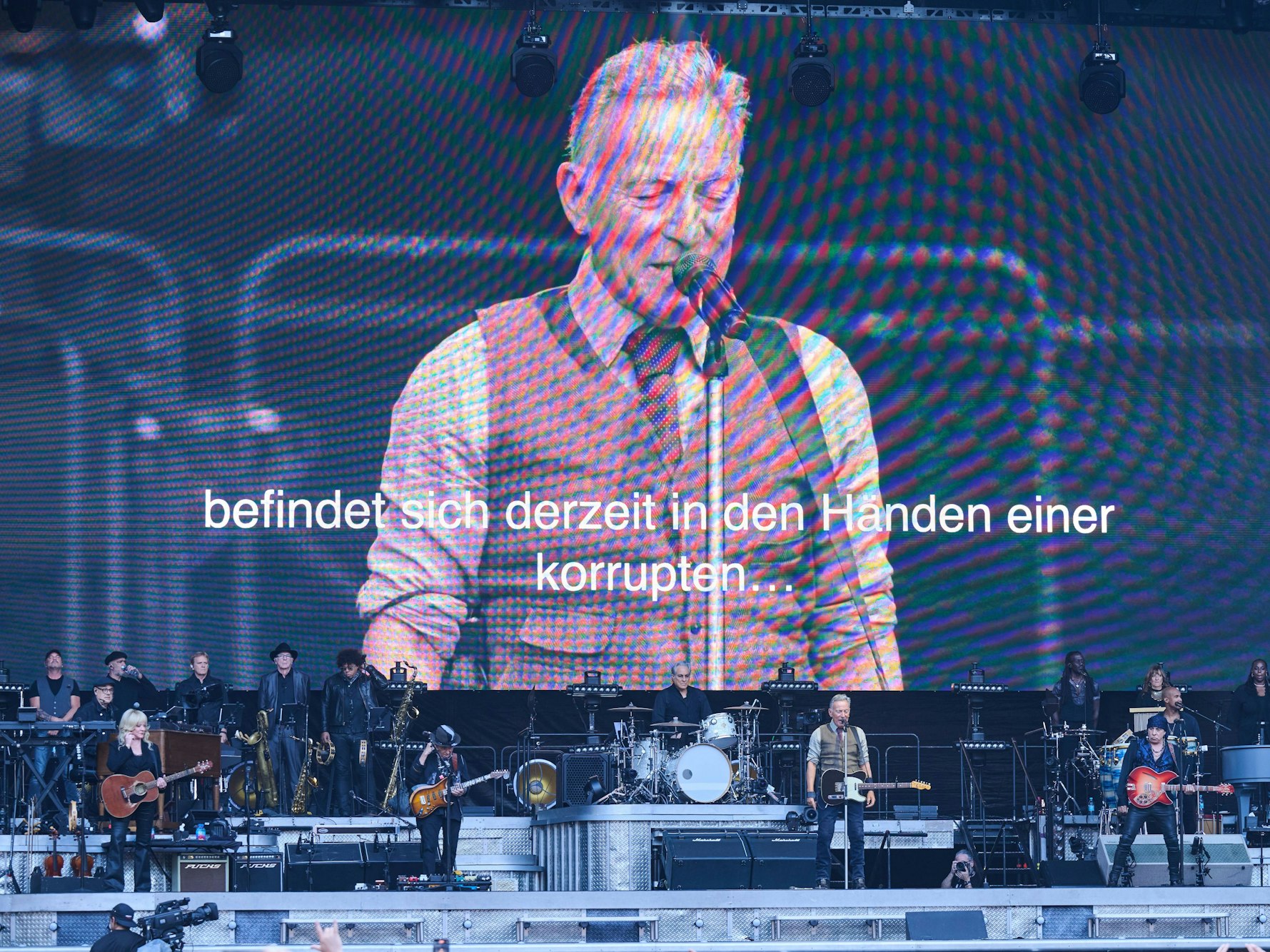 Während des Konzerts von Bruce Springsteen läuft Text über die Großbildleinwand.