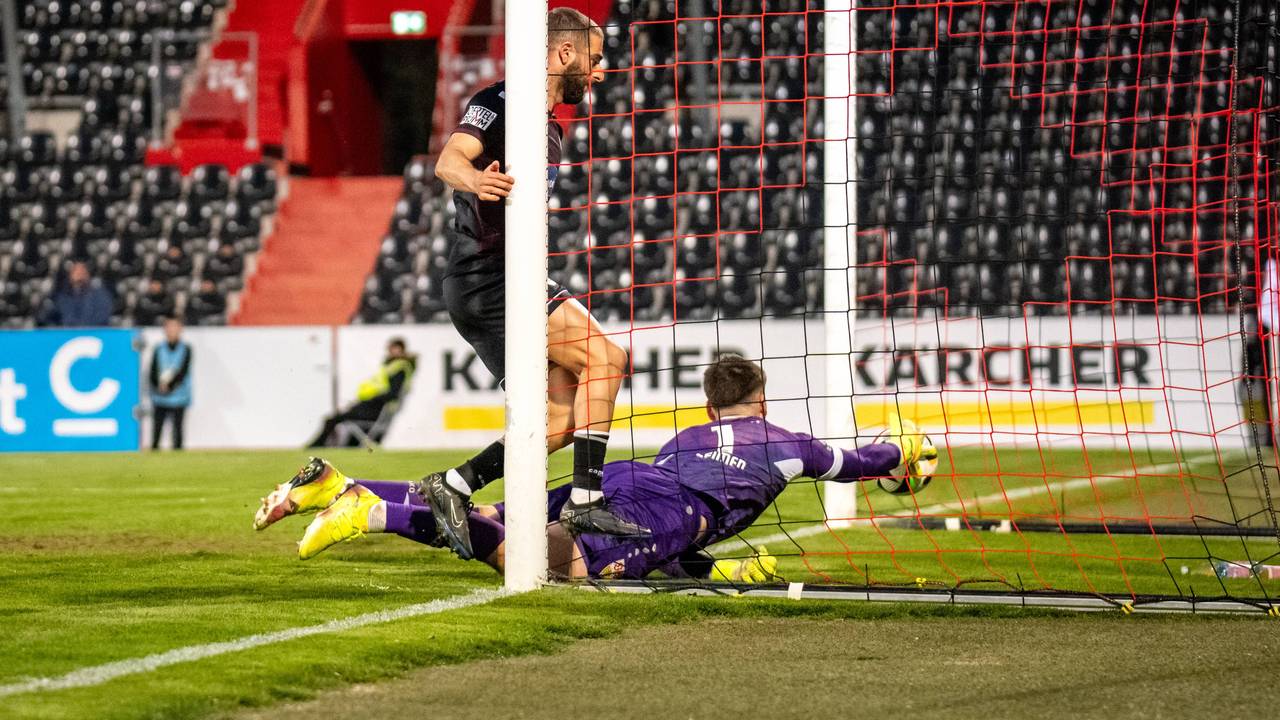 Serhat-Semih Güler trifft, während es eine Hand an den rechten Pfosten anlehnt.
