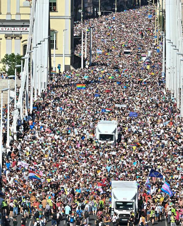 Trotz Verbot versammeln sich in Budapest tausende Teilnehmerinnen und Teilnehmer für die Pride-Parade.