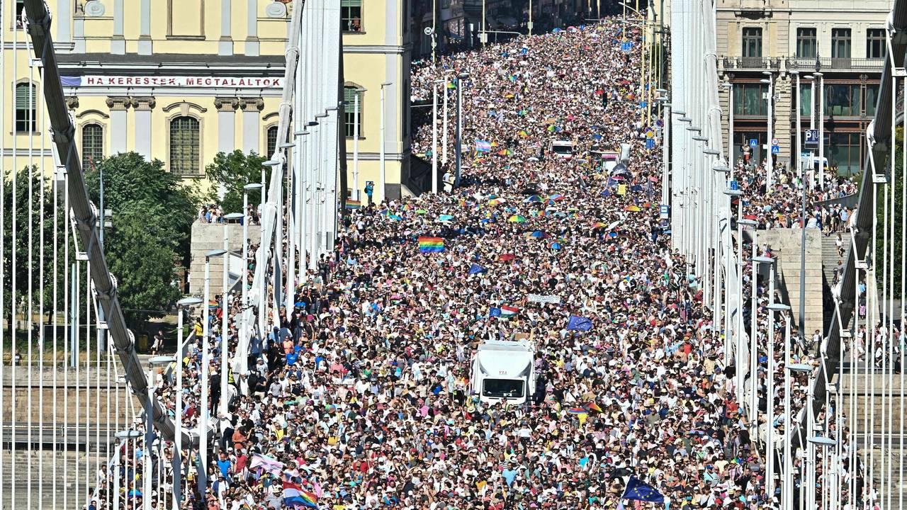 Trotz Verbot versammeln sich in Budapest tausende Teilnehmerinnen und Teilnehmer für die Pride-Parade.