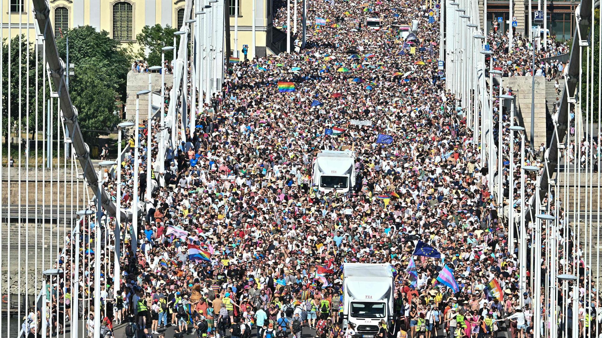 Trotz Verbot versammeln sich in Budapest tausende Teilnehmerinnen und Teilnehmer für die Pride-Parade.