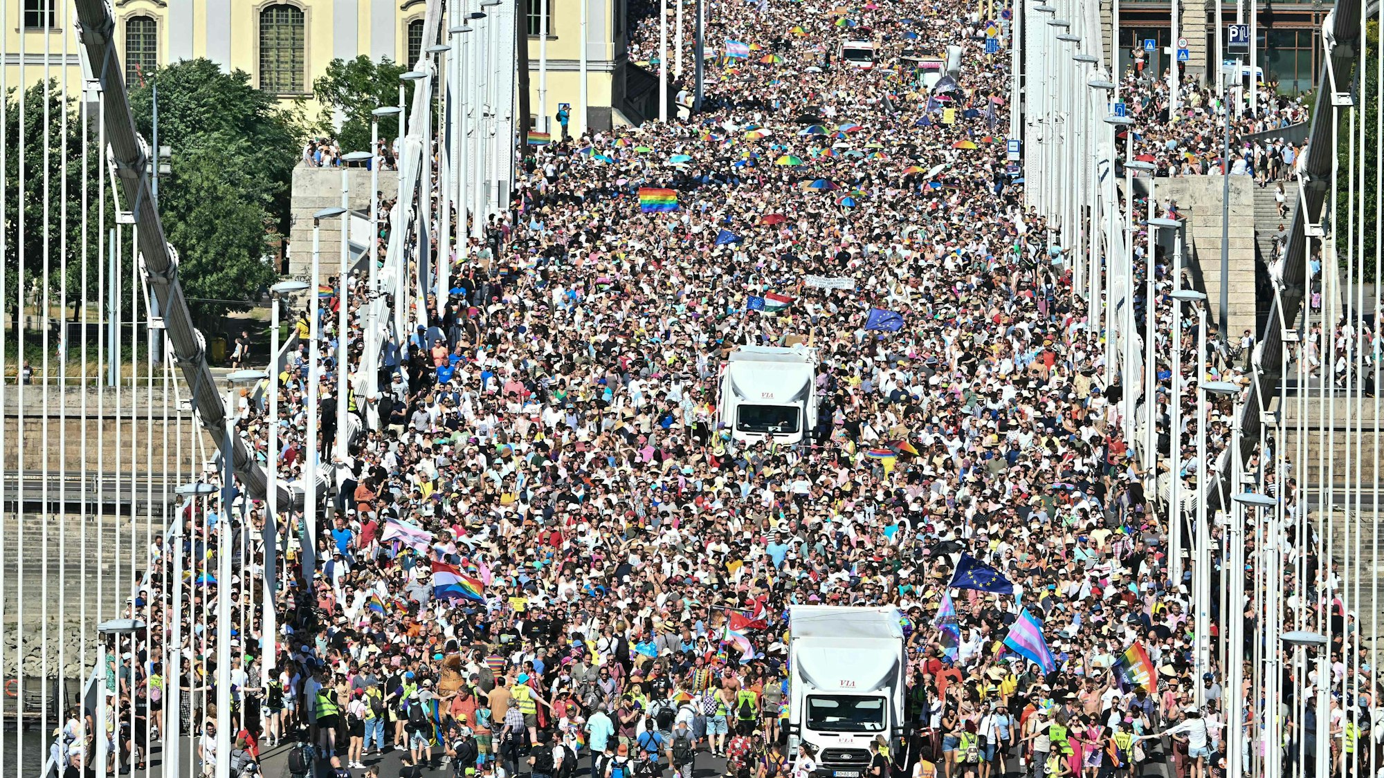 Trotz Verbot versammeln sich in Budapest tausende Teilnehmerinnen und Teilnehmer für die Pride-Parade.