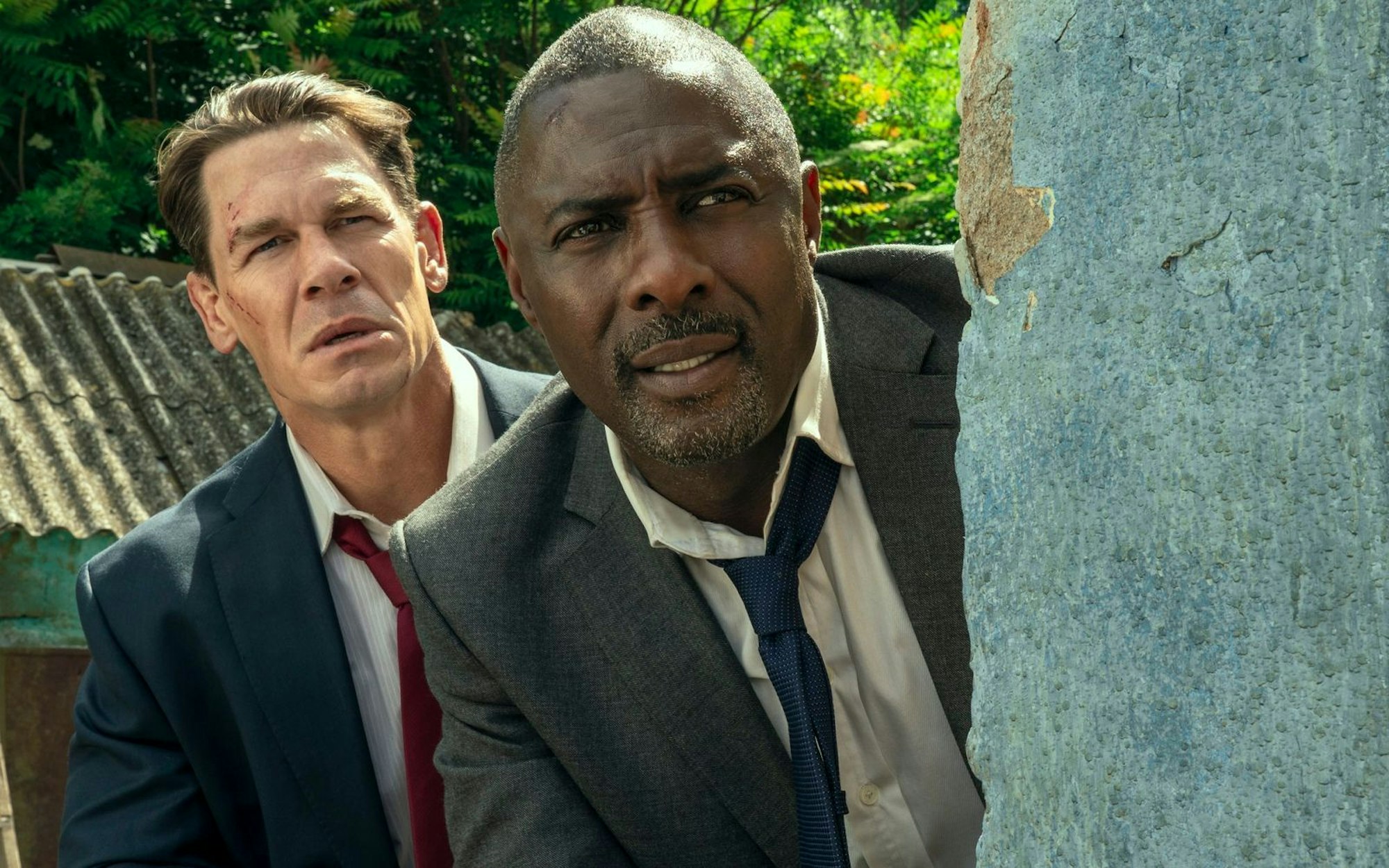 In Amazons Action-Komödie „Heads of State“ müssen sich Idris Elba (rechts) als britischer Premier und John Cena als amerikanischer Präsident nach einem Zwischenfall auf eigene Faust durch Europa schlagen. (Bild: Metronome Film)