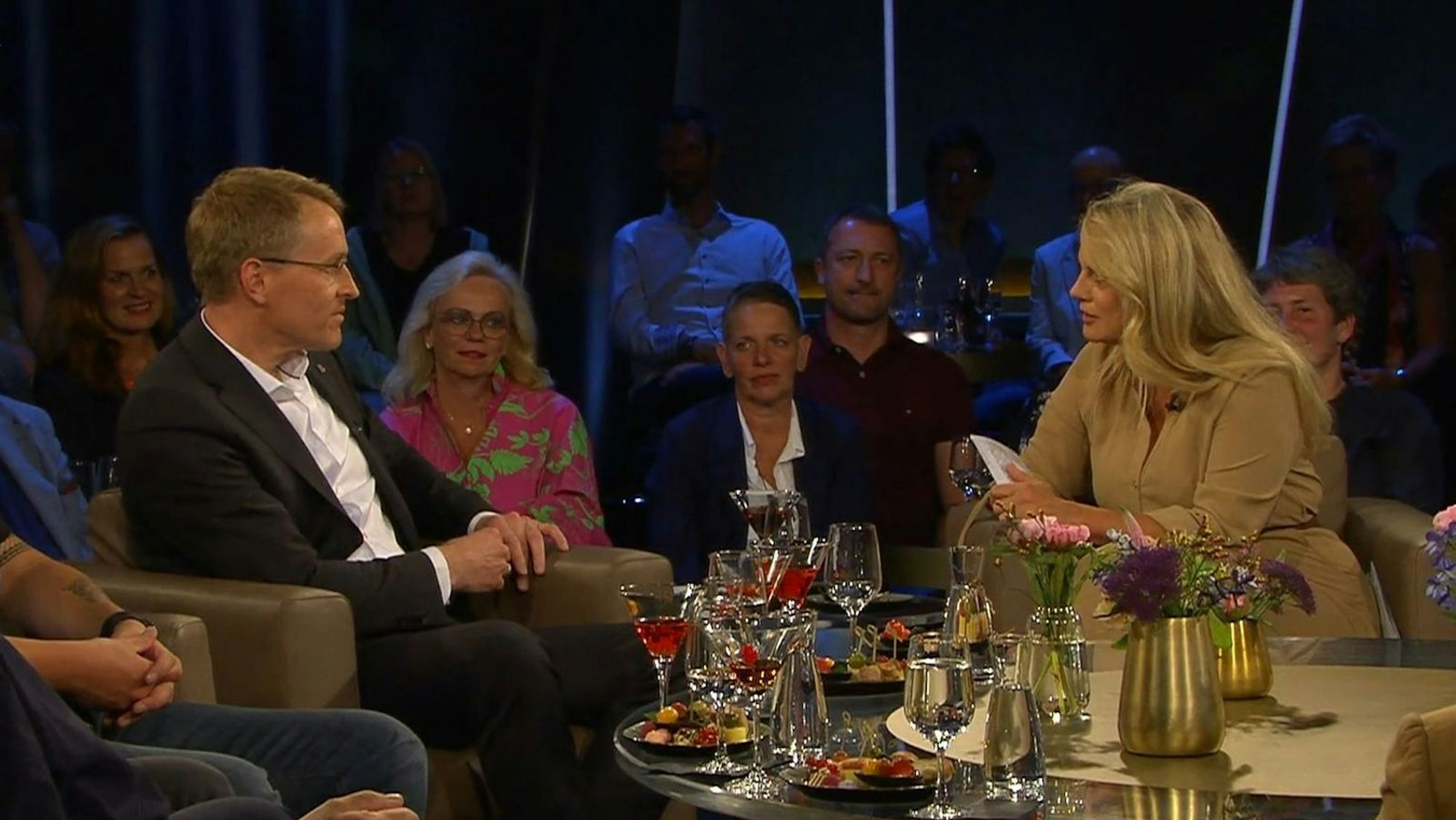 In der „NDR Talk Show“ stellte sich Daniel Günther den Fragen von Barbara Schöneberger. (Bild: NDR)