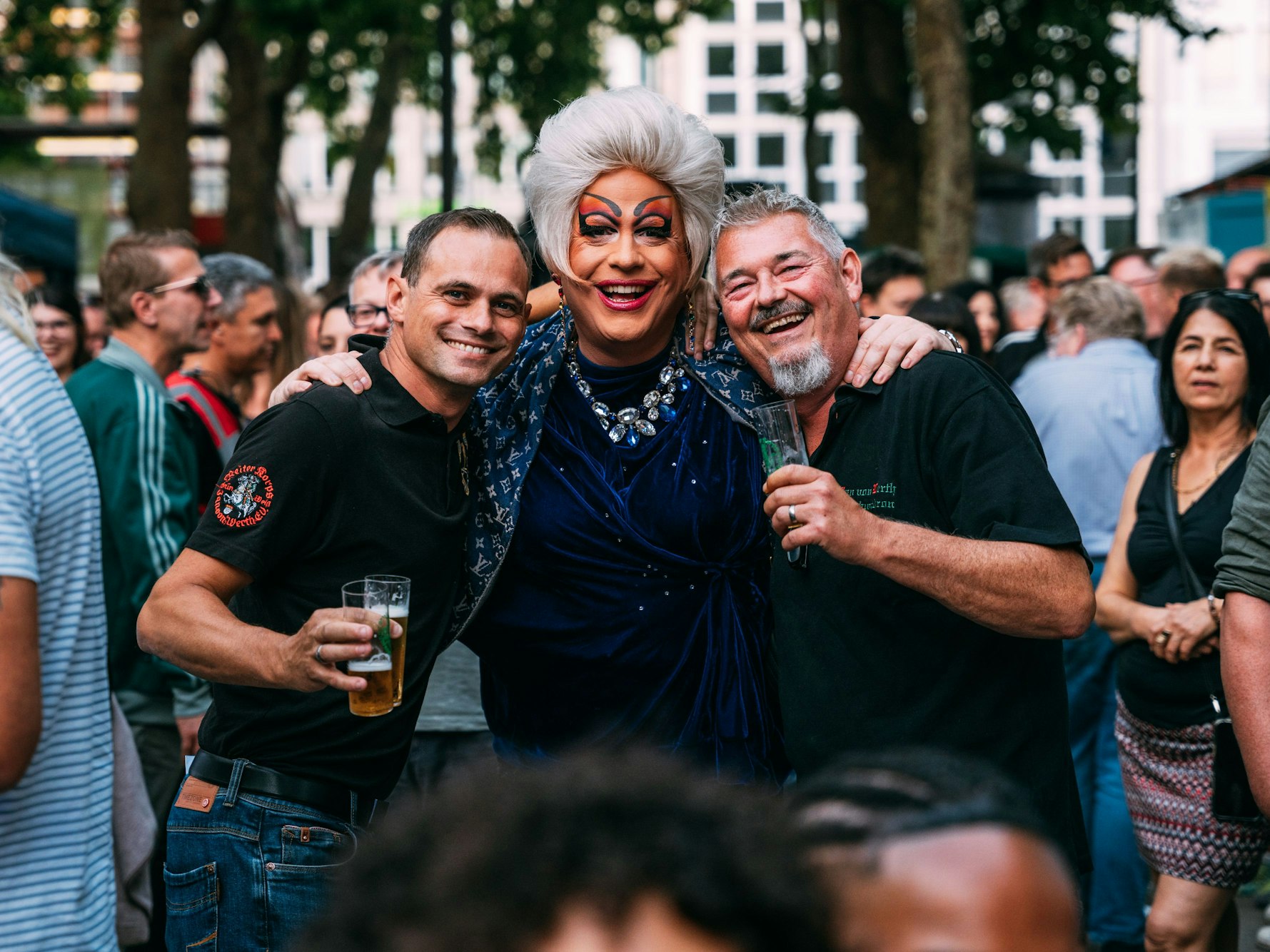 Ken Reise alias Julie Voyage feiert auf dem Neumarkt.