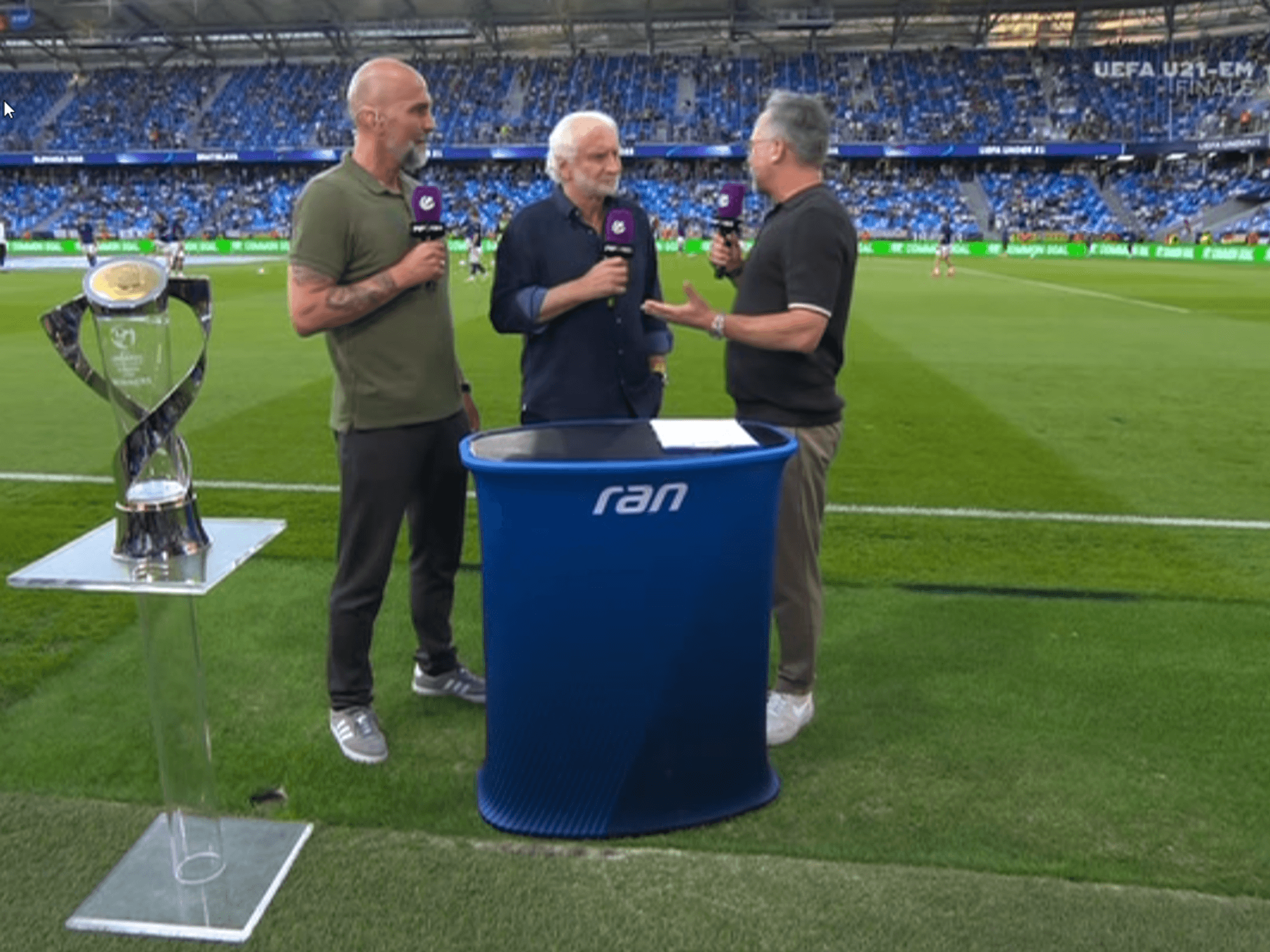Mitn ein paar Minuten Verspätung stand dann auch Rudi Völler zwischen Matthias Opdenhövel und Markus Babbel.