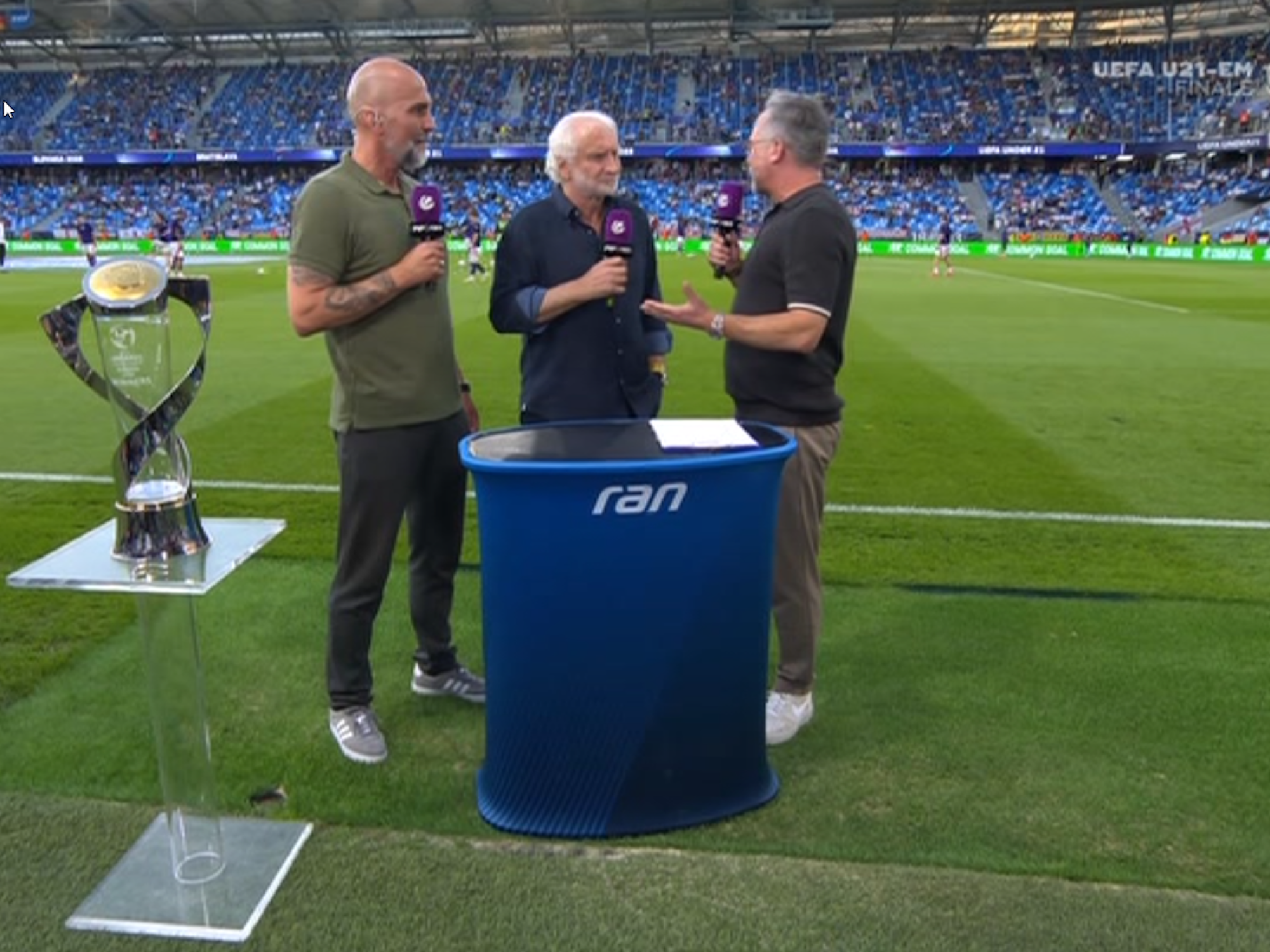 Mitn ein paar Minuten Verspätung stand dann auch Rudi Völler zwischen Matthias Opdenhövel und Markus Babbel.