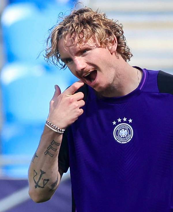 Nick Woltemade fasst sich mit seinem Zeigefinger in den Mund.