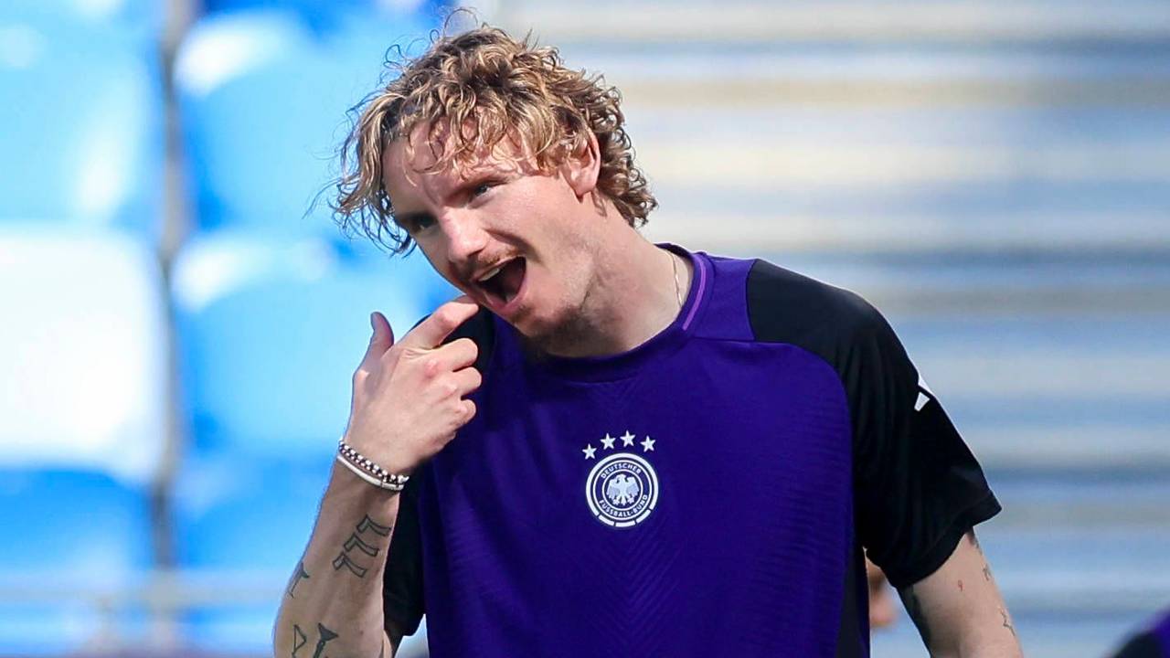 Nick Woltemade fasst sich mit seinem Zeigefinger in den Mund.
