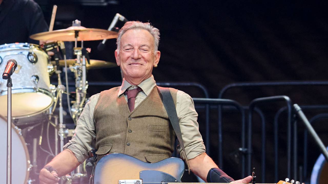 Bruce Springsteen steht mit Gitarre auf der Bühne.
