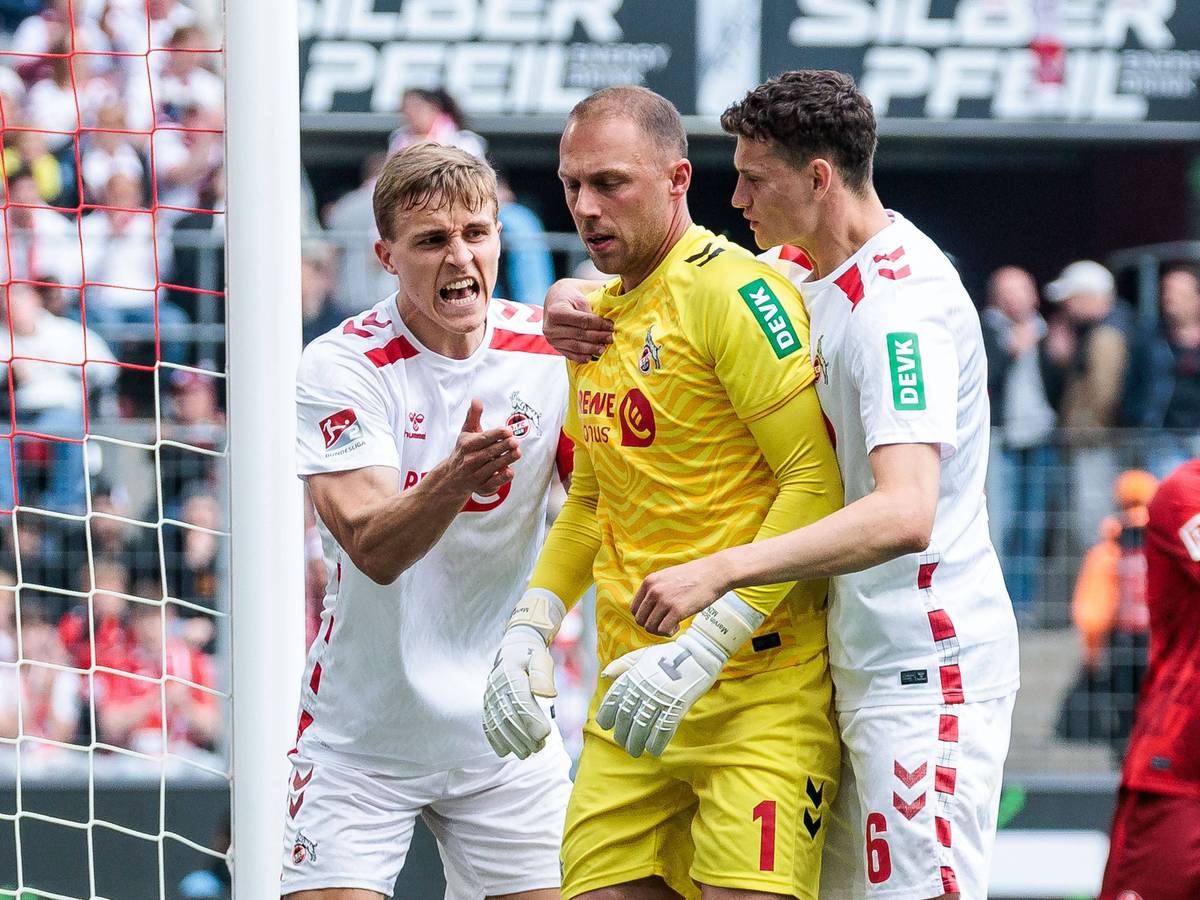 Timo Hübers und Eric Martel feiern Marvin Schwäbe im FC-Spiel gegen Kaiserslautern.