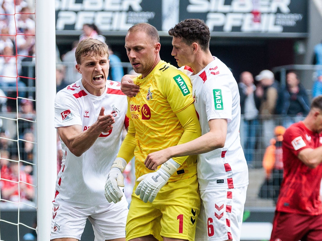 Timo Hübers und Eric Martel feiern Marvin Schwäbe im FC-Spiel gegen Kaiserslautern.