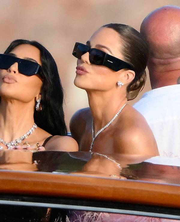 Kim Kardashian (li.) und Khloe Kardashian vor der Hochzeitsfeier auf einem Boot.