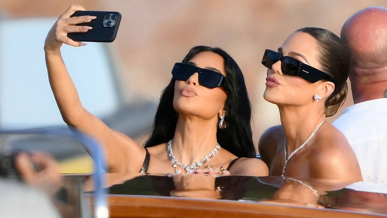 Kim Kardashian (li.) und Khloe Kardashian vor der Hochzeitsfeier auf einem Boot.
