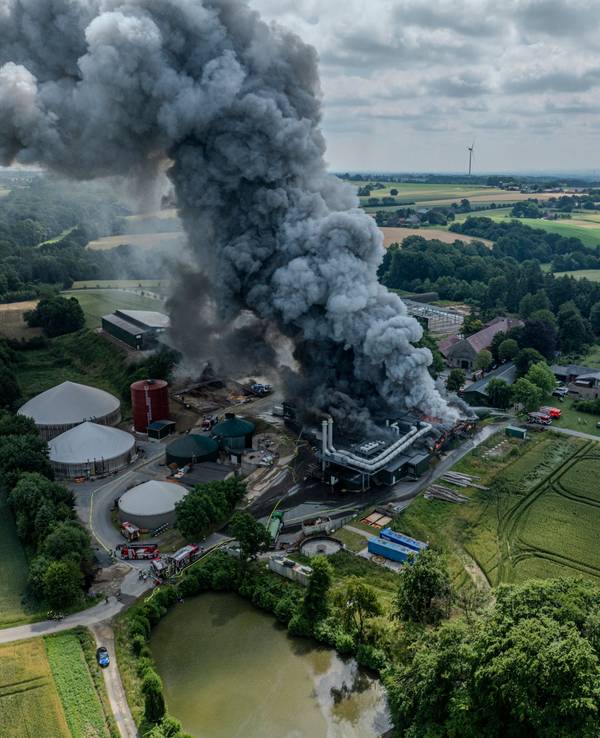 Dicke Rauchwolken steigen bei einem Großbrand in einem Kartoffelbetrieb auf. Der Brand dem Betrieb für Kartoffelspeisen hat in Werther bei Gütersloh einen Großeinsatz der Feuerwehr ausgelöst.