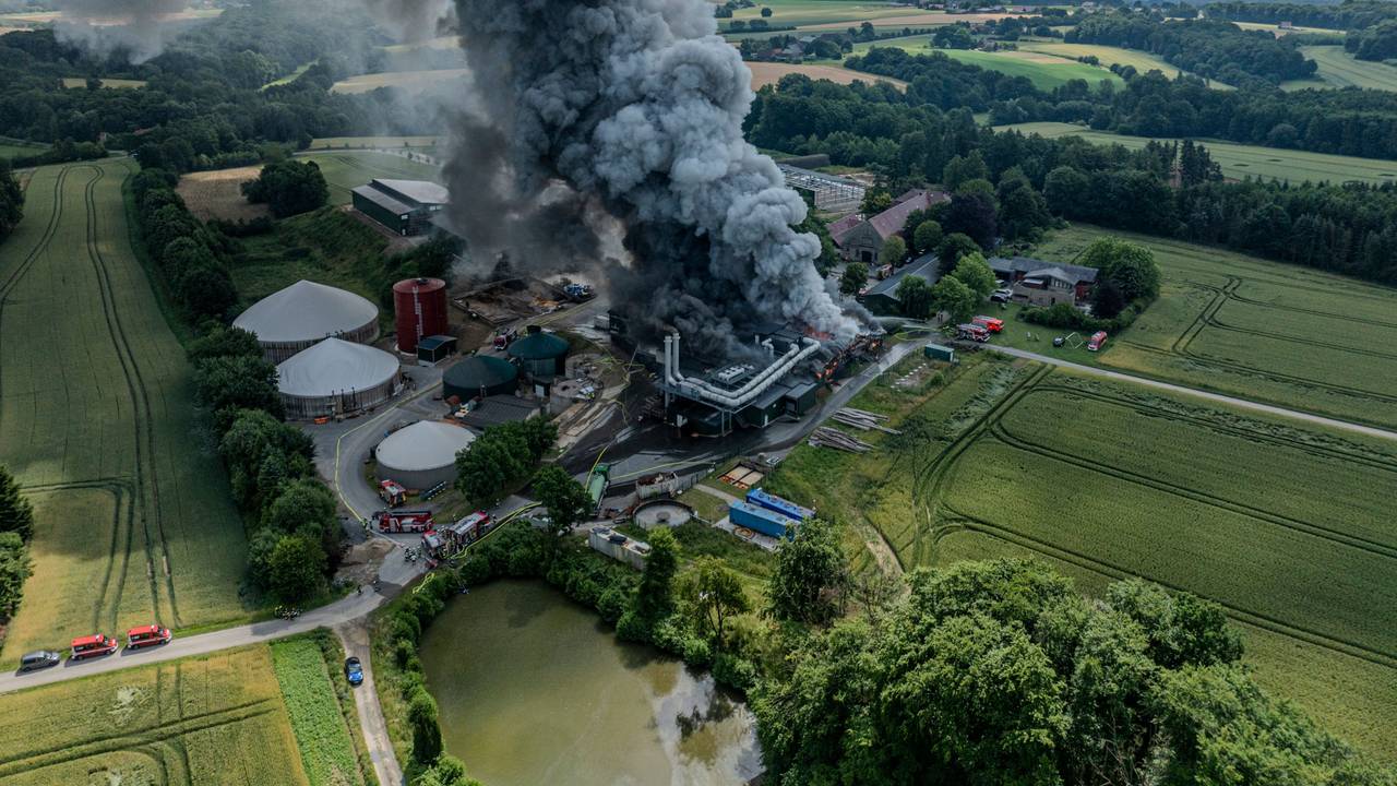 Dicke Rauchwolken steigen bei einem Großbrand in einem Kartoffelbetrieb auf. Der Brand dem Betrieb für Kartoffelspeisen hat in Werther bei Gütersloh einen Großeinsatz der Feuerwehr ausgelöst.