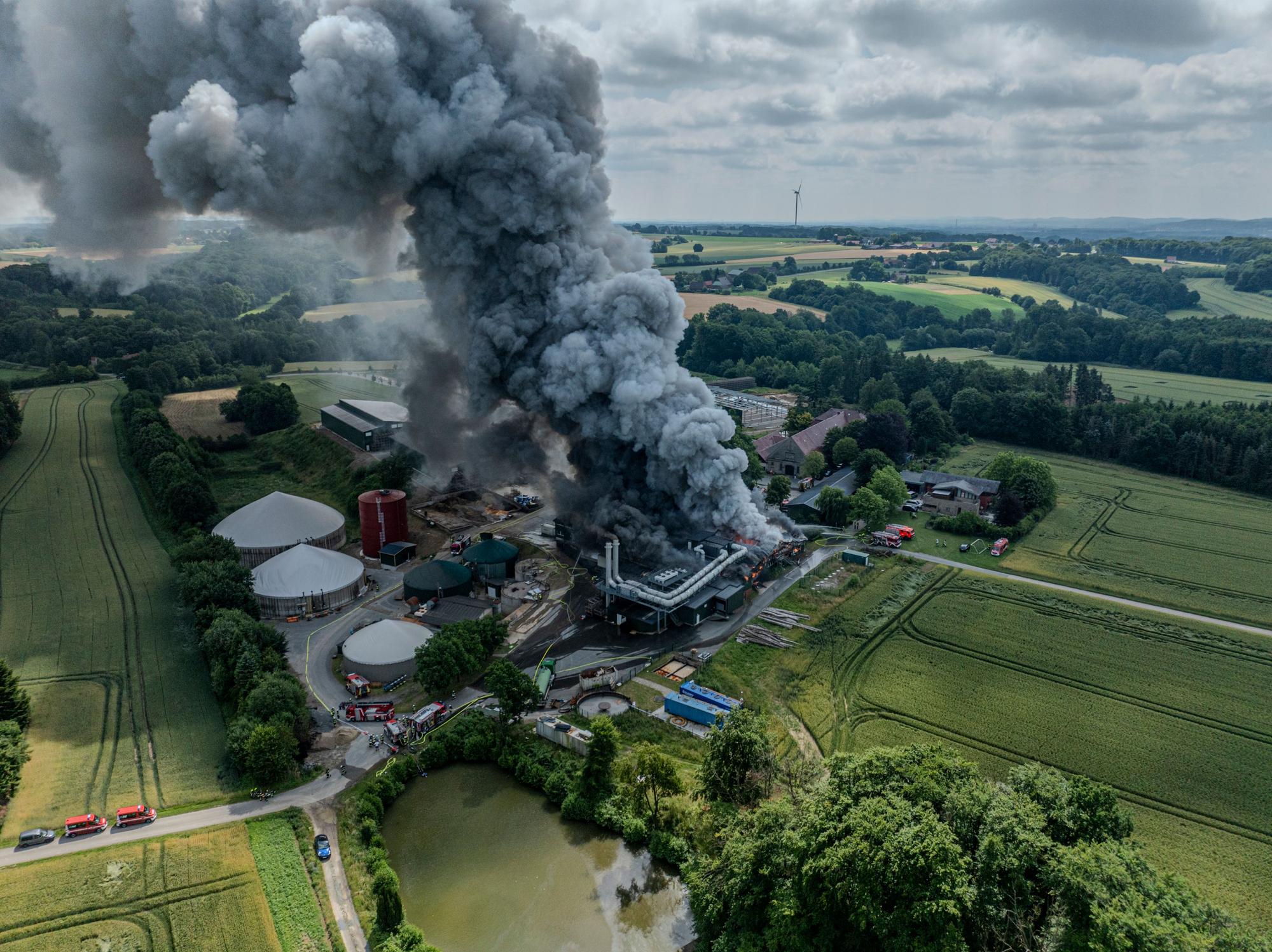 Dicke Rauchwolken steigen bei einem Großbrand in einem Kartoffelbetrieb auf. Der Brand dem Betrieb für Kartoffelspeisen hat in Werther bei Gütersloh einen Großeinsatz der Feuerwehr ausgelöst.