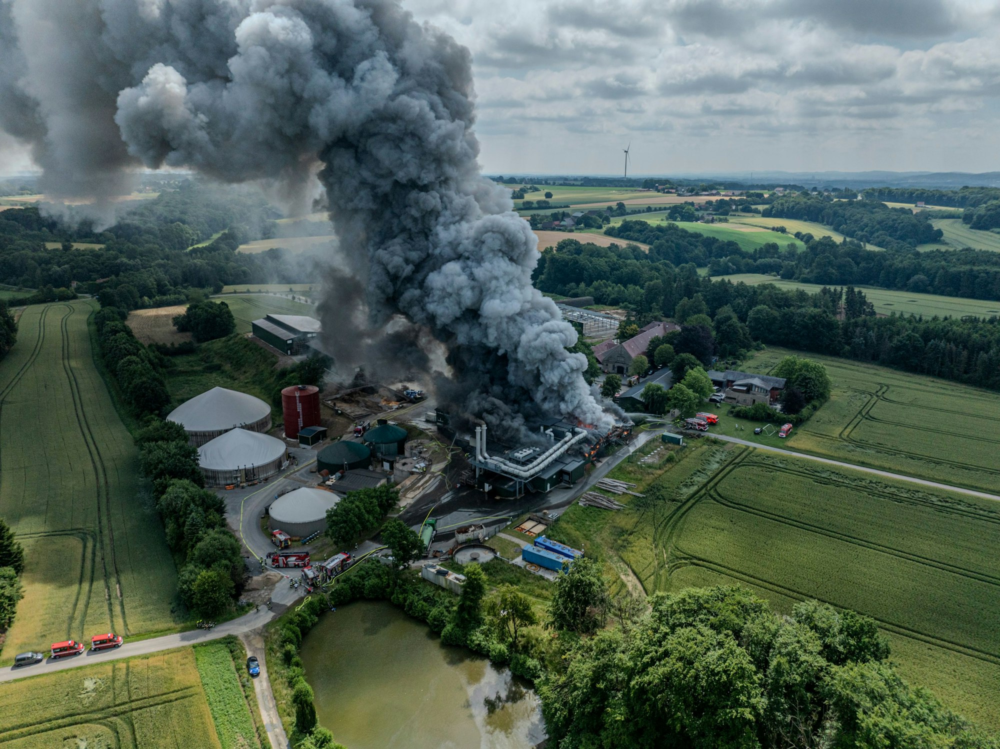 Dicke Rauchwolken steigen bei einem Großbrand in einem Kartoffelbetrieb auf. Der Brand dem Betrieb für Kartoffelspeisen hat in Werther bei Gütersloh einen Großeinsatz der Feuerwehr ausgelöst.