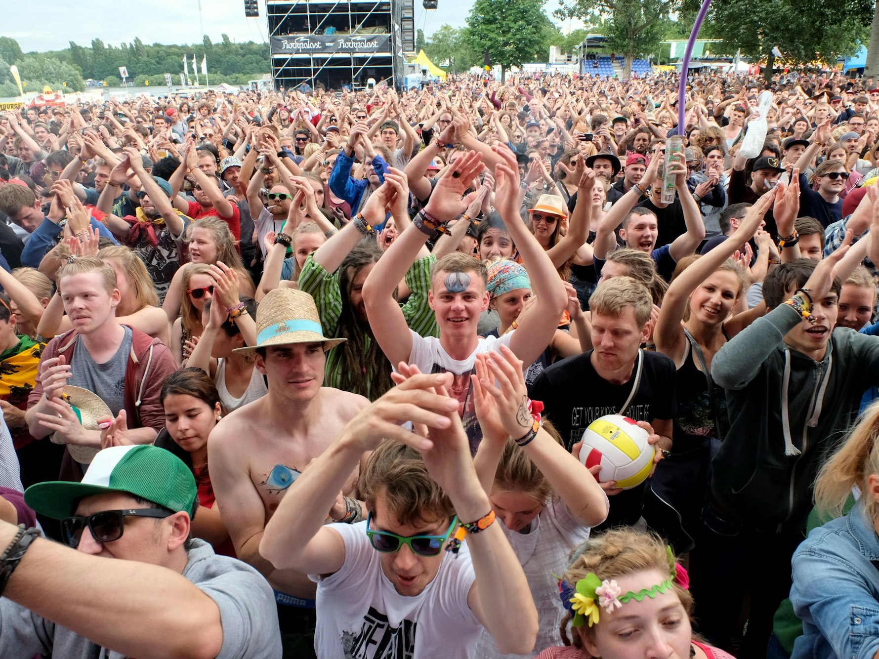 Das Foto vom Fühlinger See zeigt Publikum beim Summer Jam (Archivfoto)