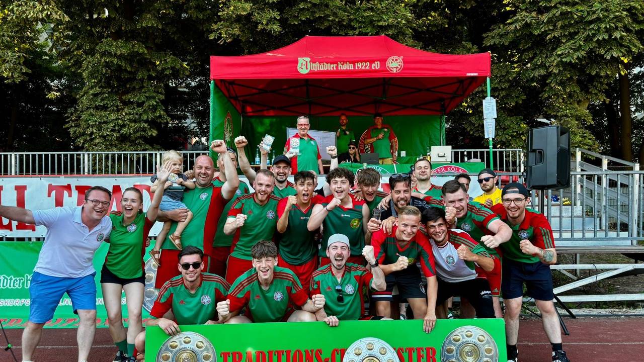 Die Altstädter Köln mit Meisterschale.