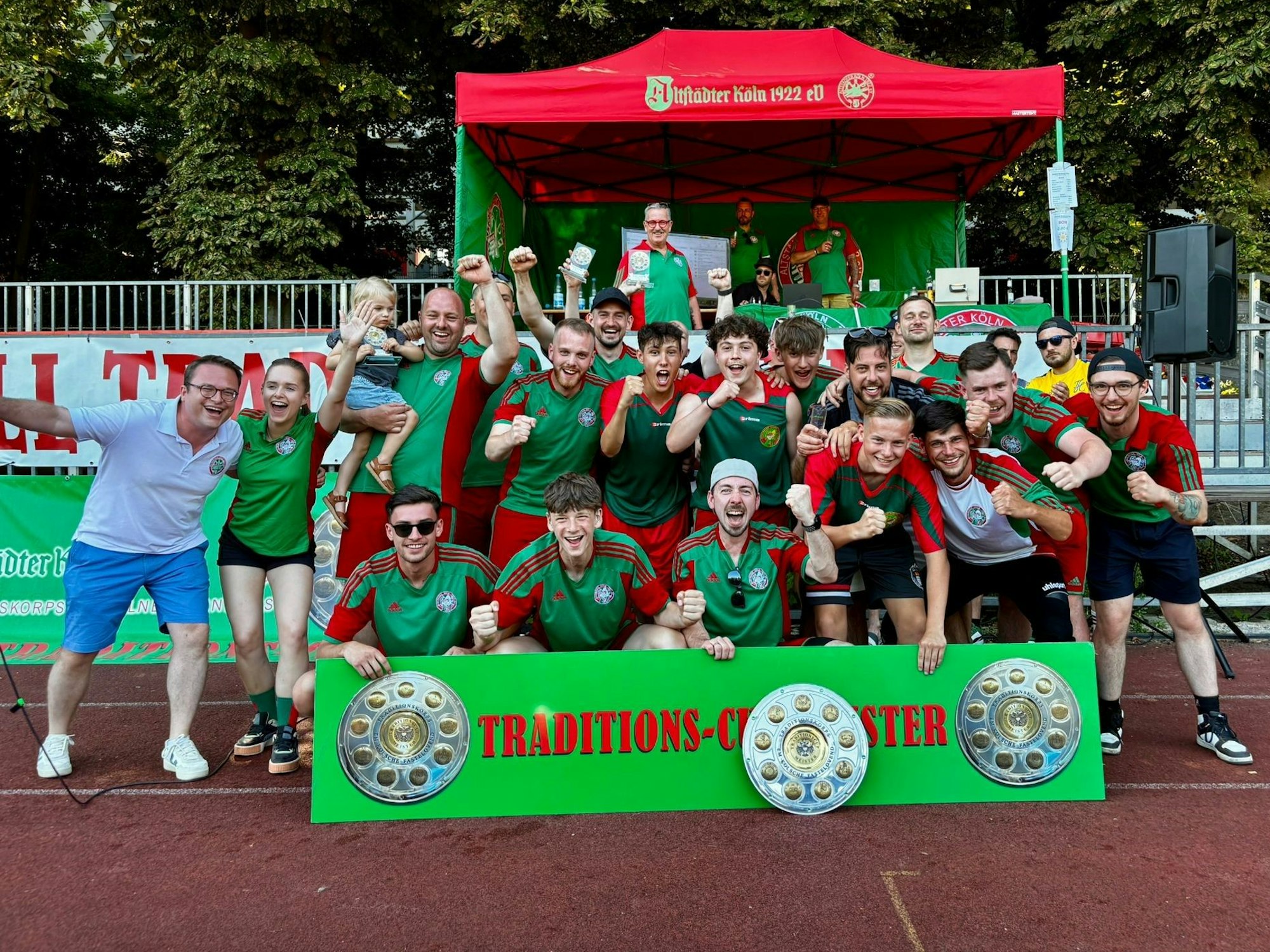 Die Altstädter Köln mit Meisterschale.