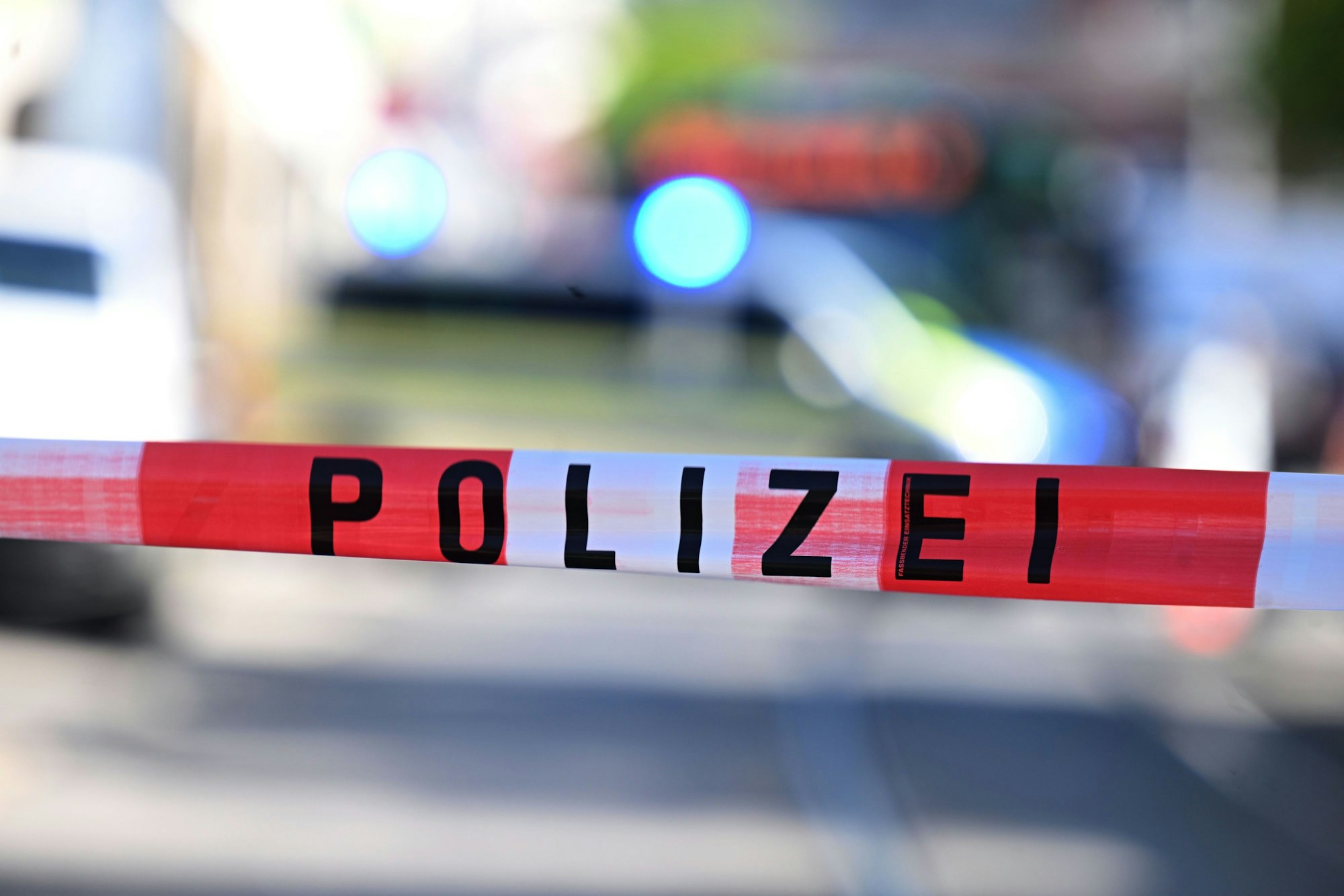Ein Flatterband mit Polizei-Aufschrift. (Symbolfoto)