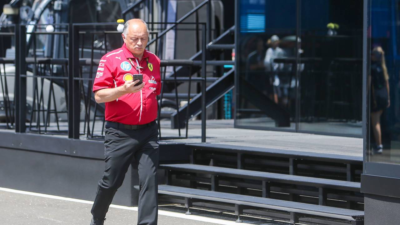 Frederic Vasseur schaut auf sein Handy.
