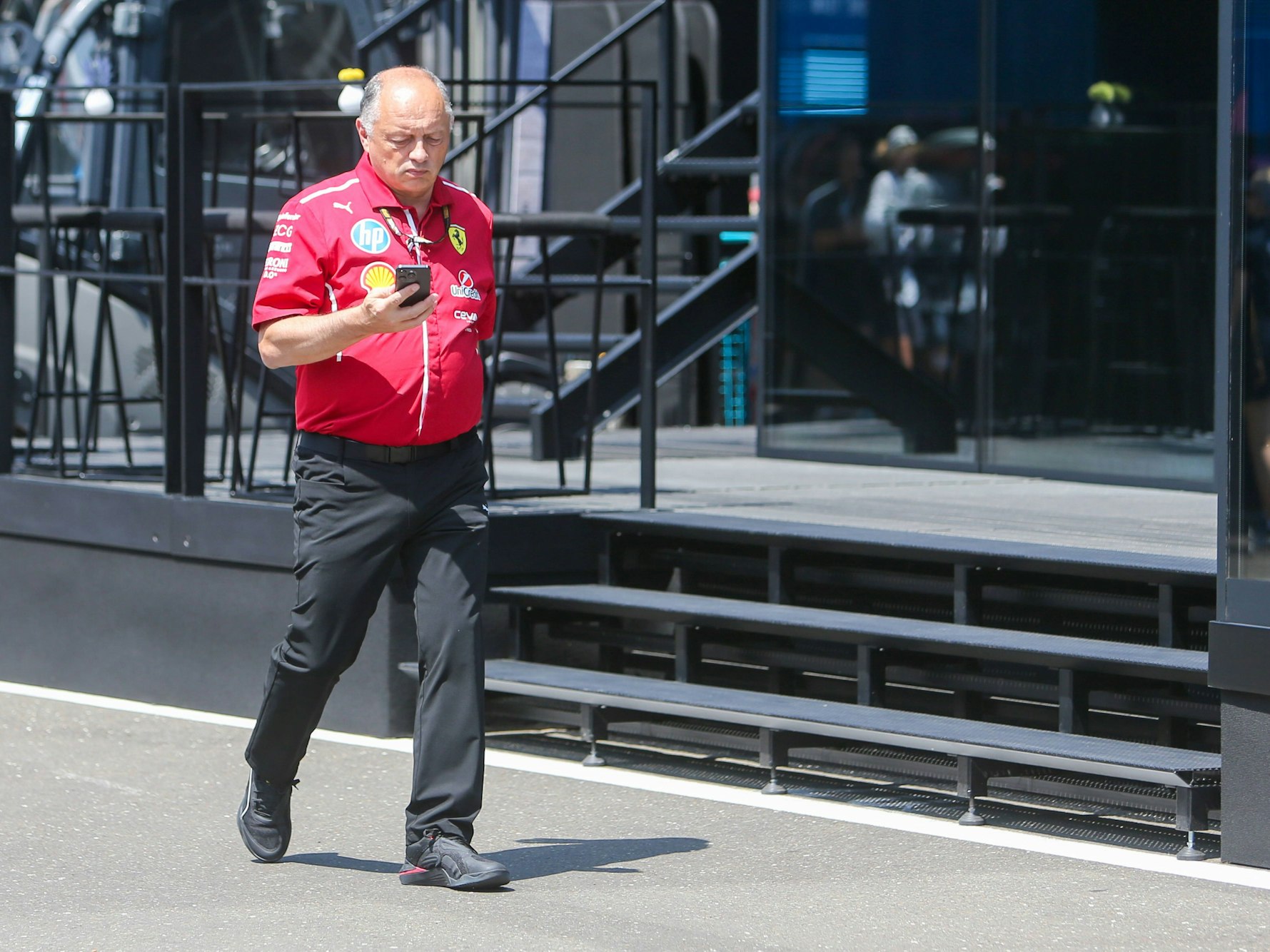 Frederic Vasseur schaut auf sein Handy.