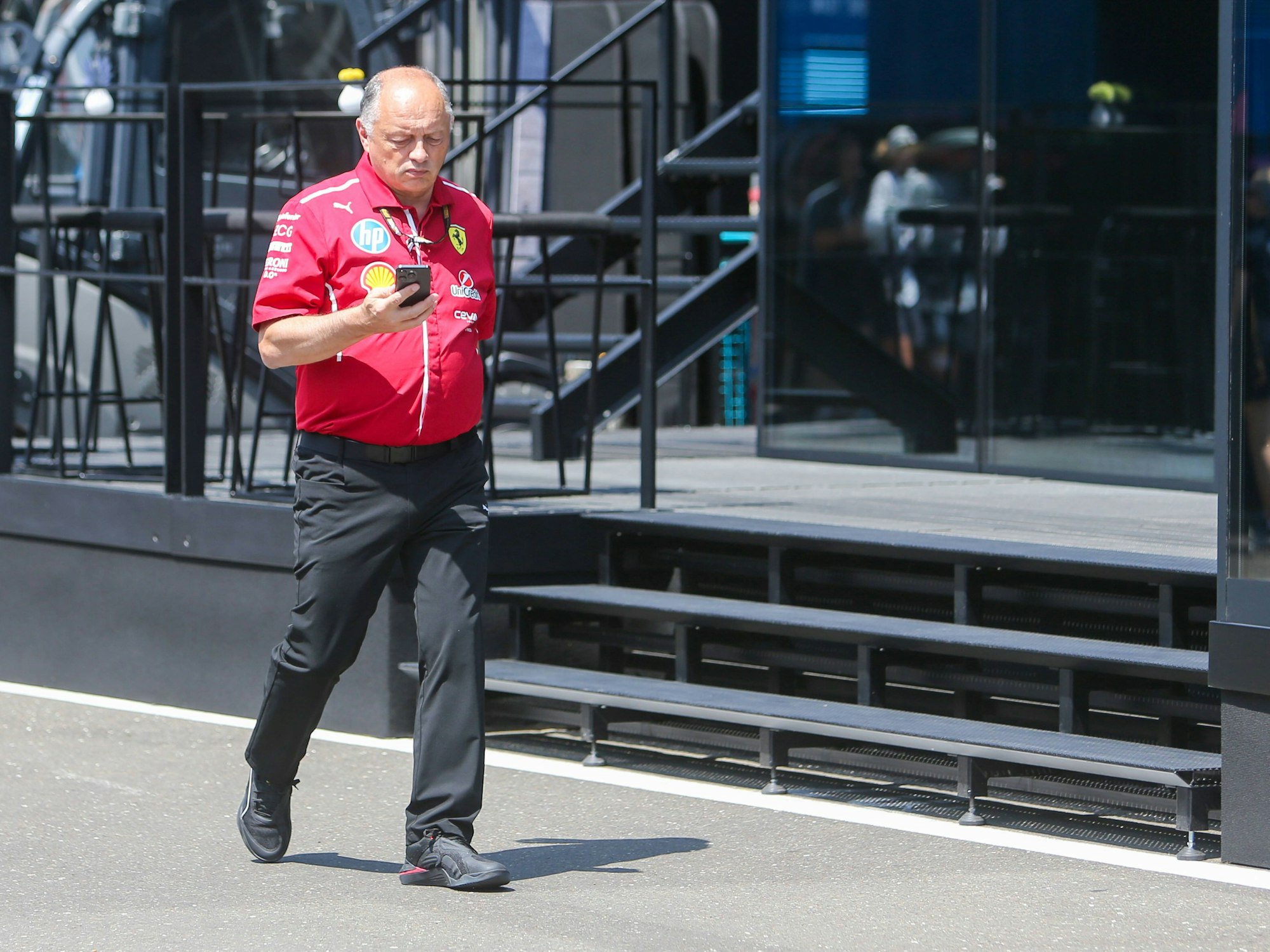 Frederic Vasseur schaut auf sein Handy.