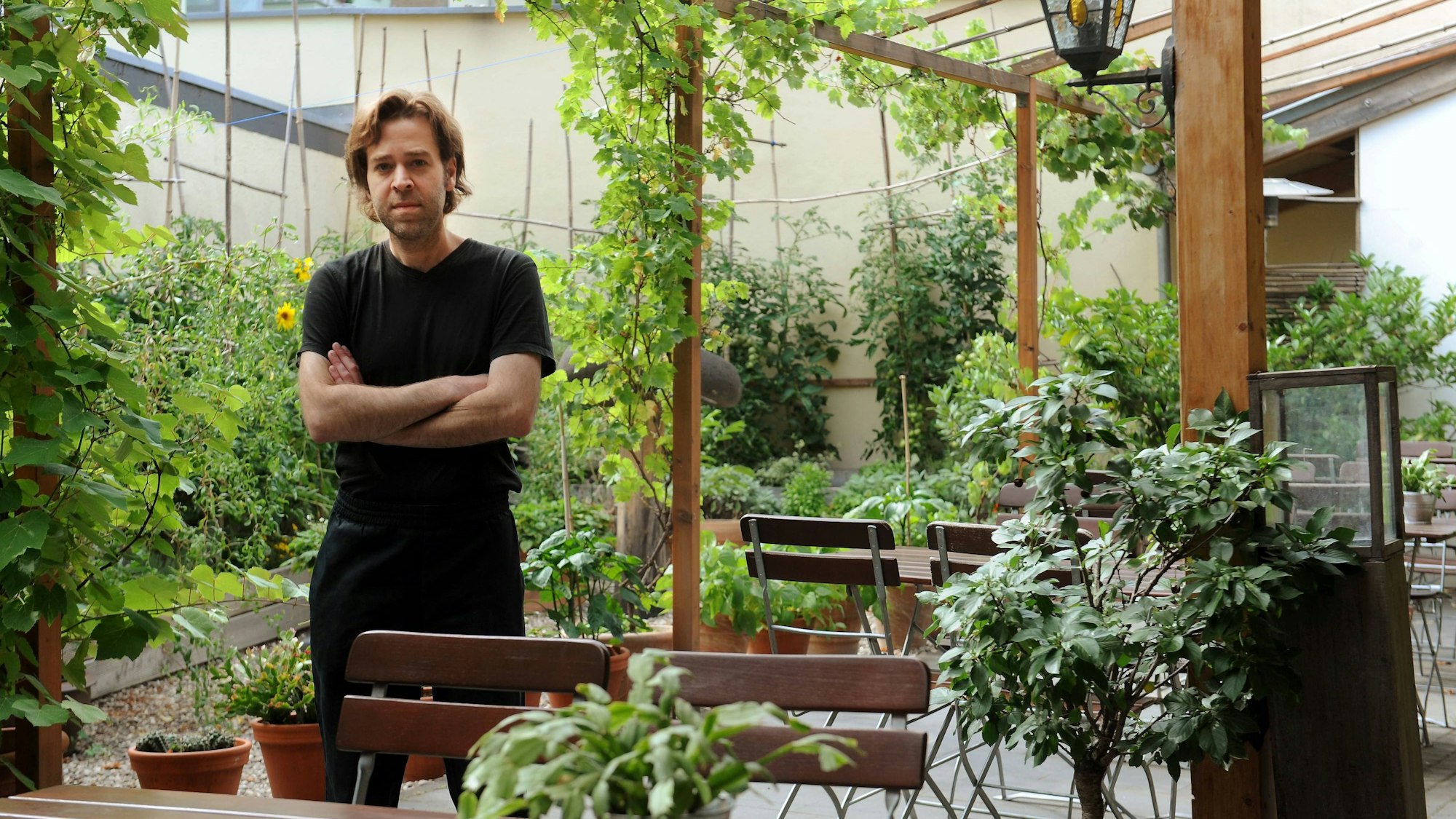 Jan Welbers, Betreiber der Gastro „Zur Sülzburg“, steht in seinem Biergarten (Archivfoto)