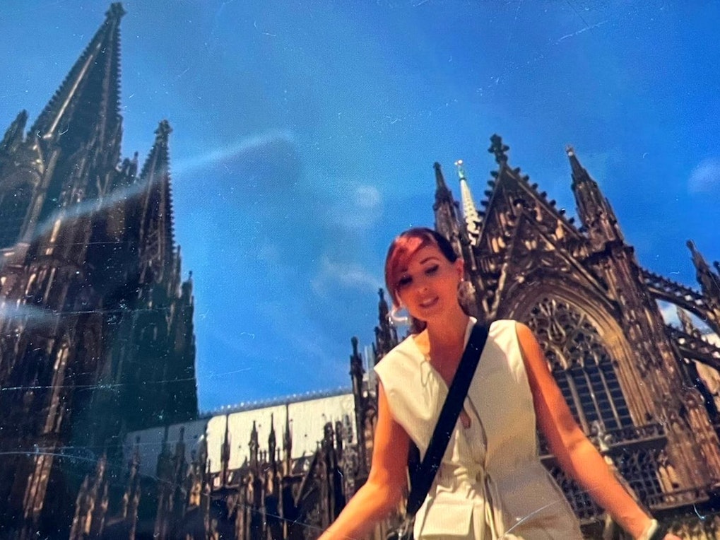 Erotik-Star Jeny Smith (40) vor dem Kölner Dom.