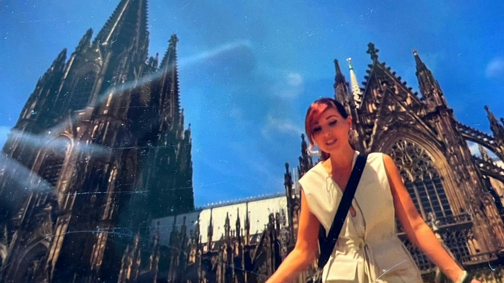 Erotik-Star Jeny Smith (40) vor dem Kölner Dom.