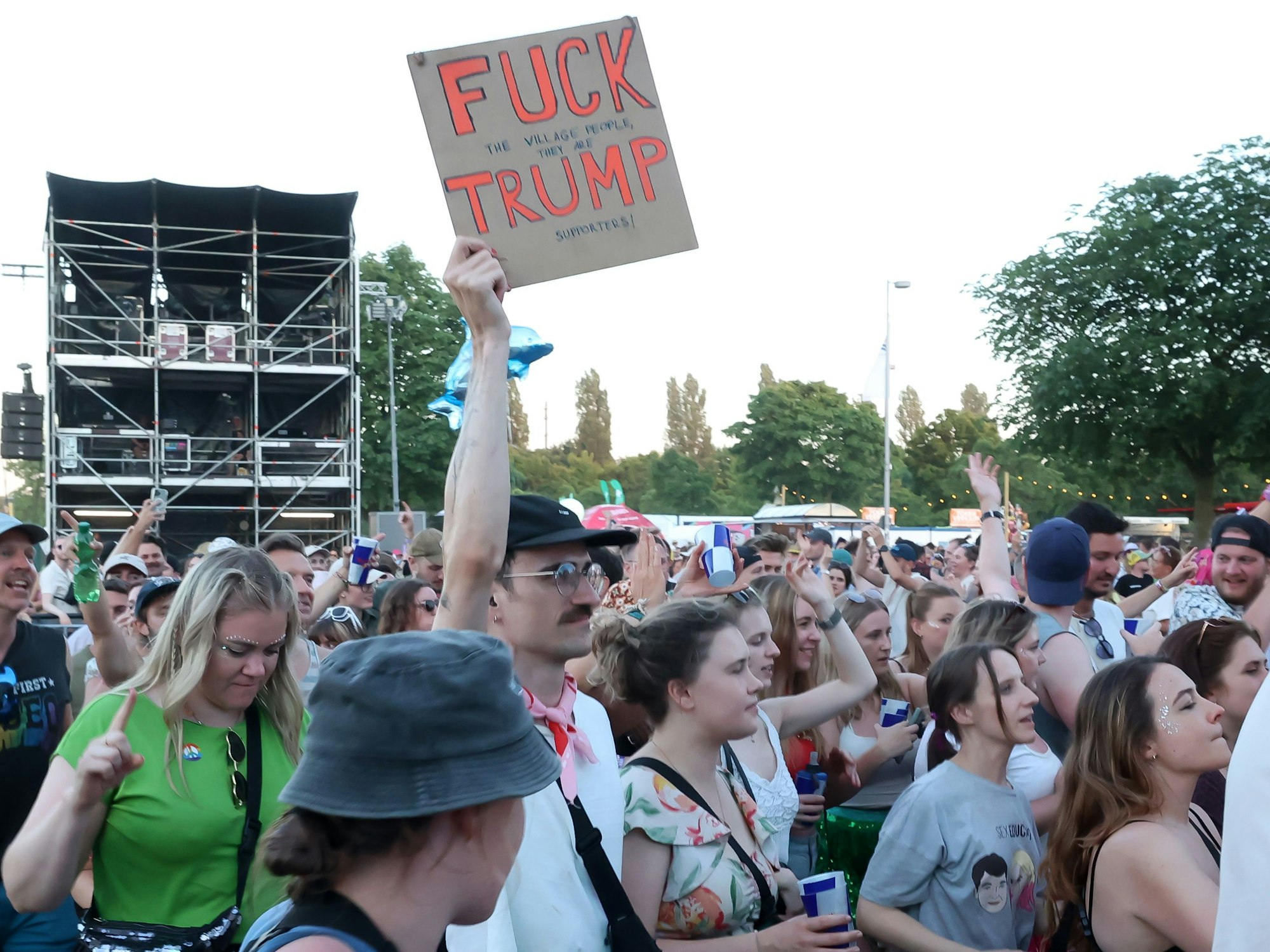 Ein Demo-Plakat gegen den Auftritt der Village People.