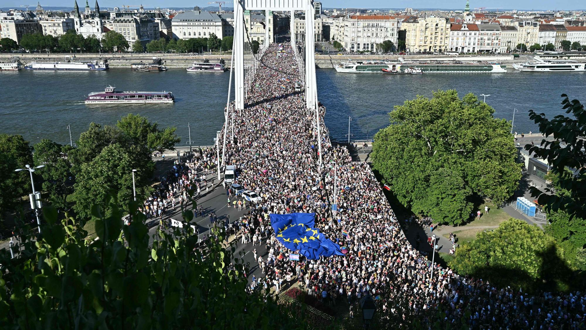 Inmitten der Menschenmasse ist eine EU-Flagge zu sehen: Hunderttausende nahmen am Samstag (28. Juni) am Budapest Pride teil.