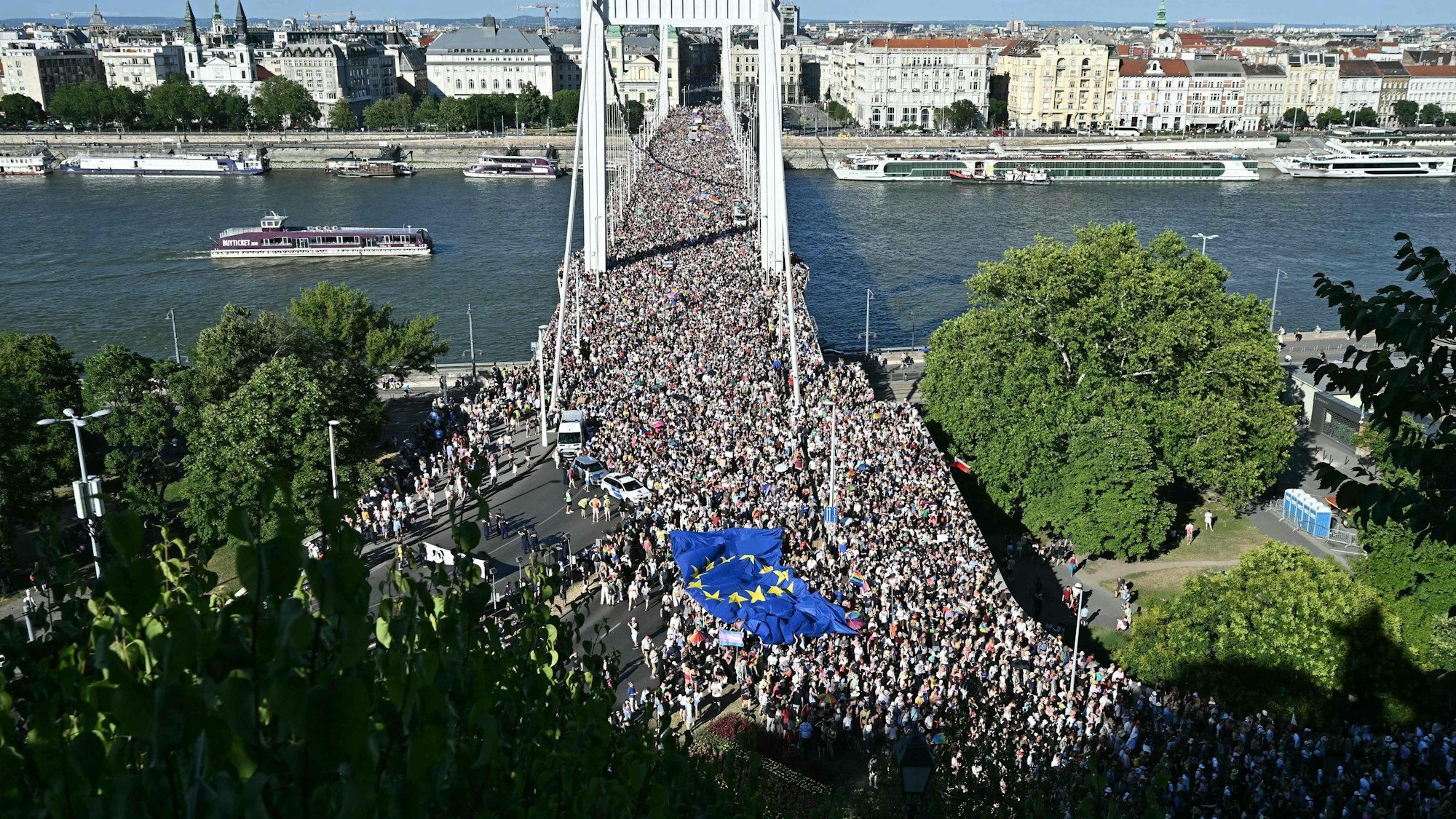 Inmitten der Menschenmasse ist eine EU-Flagge zu sehen: Hunderttausende nahmen am Samstag (28. Juni) am Budapest Pride teil.