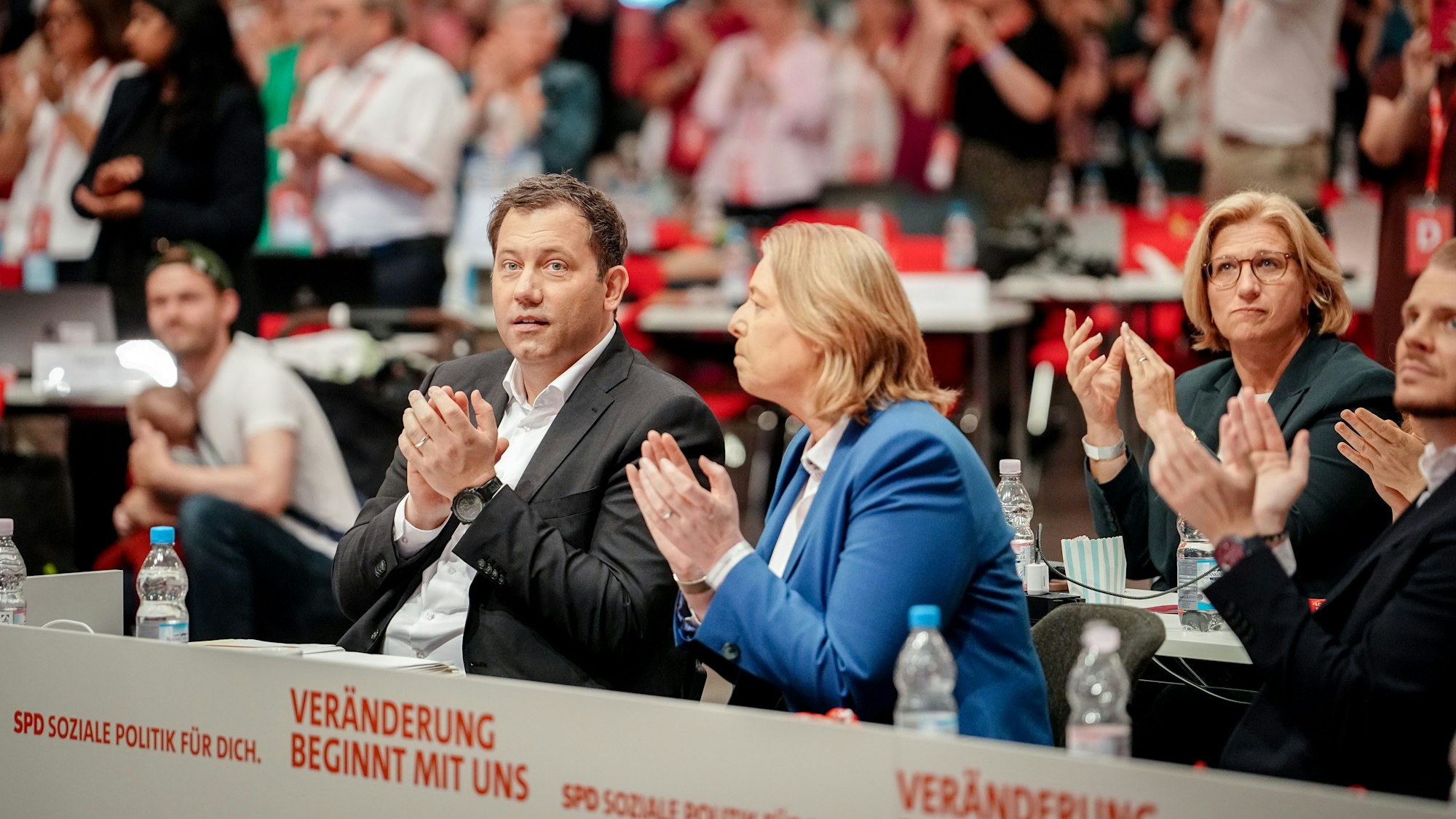 Bärbel Bas und Lars Klingbeil applaudieren beim SPD-Bundesparteitag nach der Abstimmung über den Antrag für ein AfD-Verbotsverfahren.