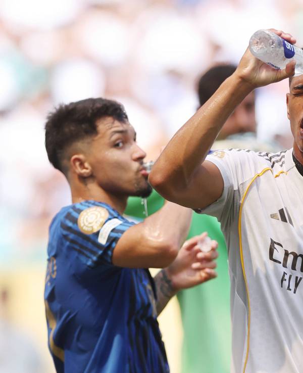 Während der Klub-WM gibt es immer wieder Trinkpausen für die Spieler. Jude Bellingham nutzte das am 18. Juni 2025 im Spiel gegen Al Hilal für eine Abkühlung.