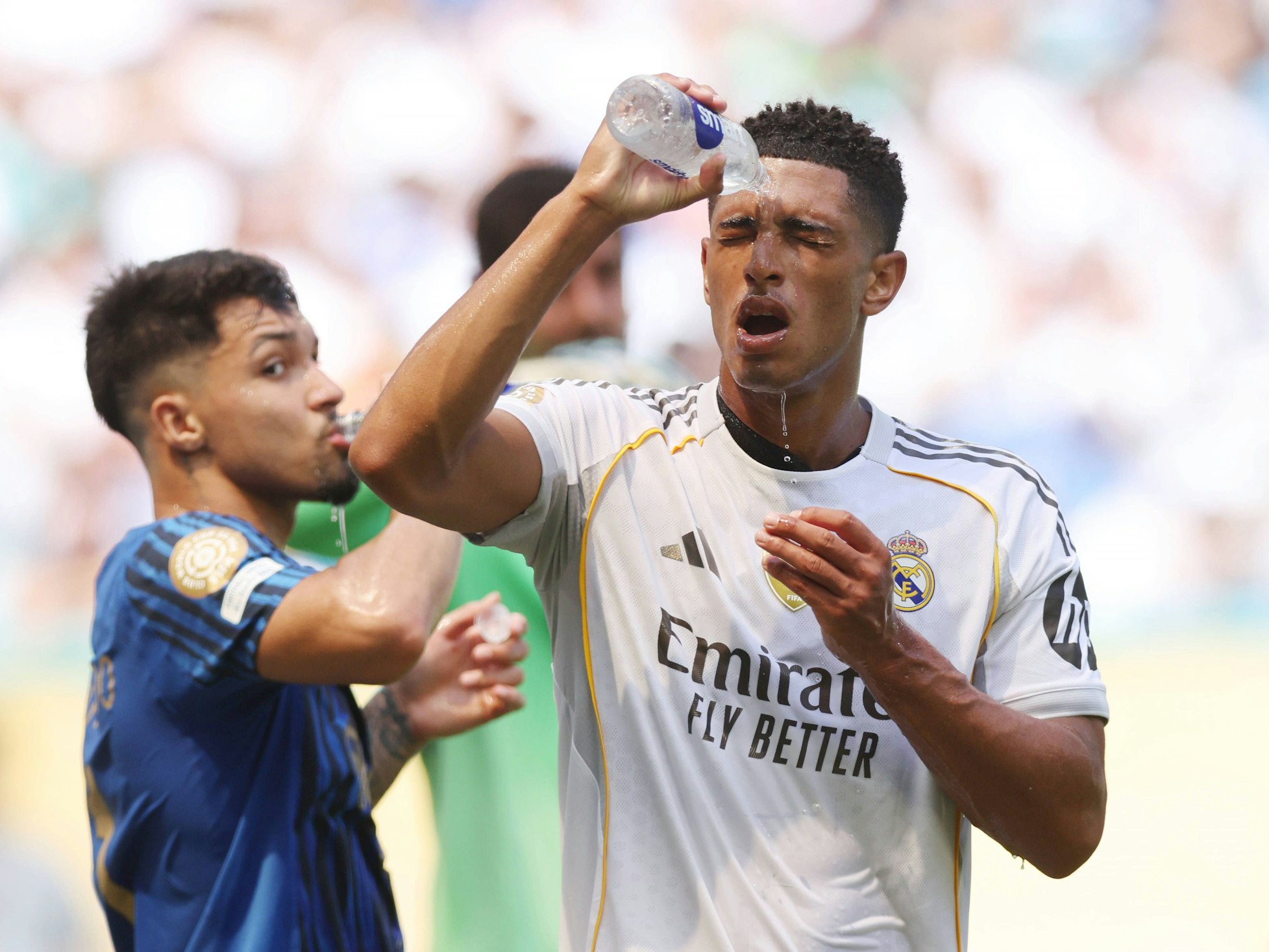 Während der Klub-WM gibt es immer wieder Trinkpausen für die Spieler. Jude Bellingham nutzte das am 18. Juni 2025 im Spiel gegen Al Hilal für eine Abkühlung.