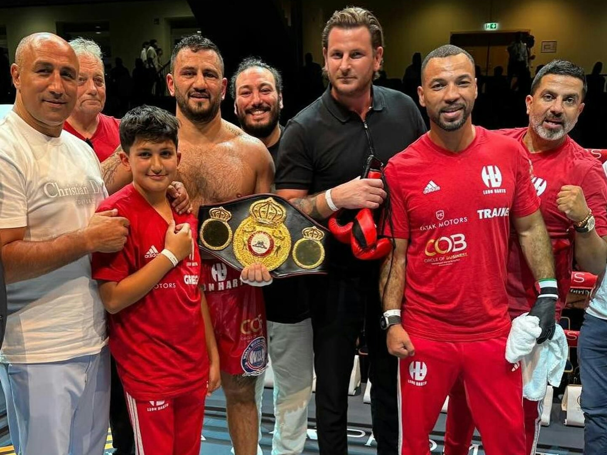 Leon Harth zeigt seinen Gürtel nach dem Sieg im Boxkampf.