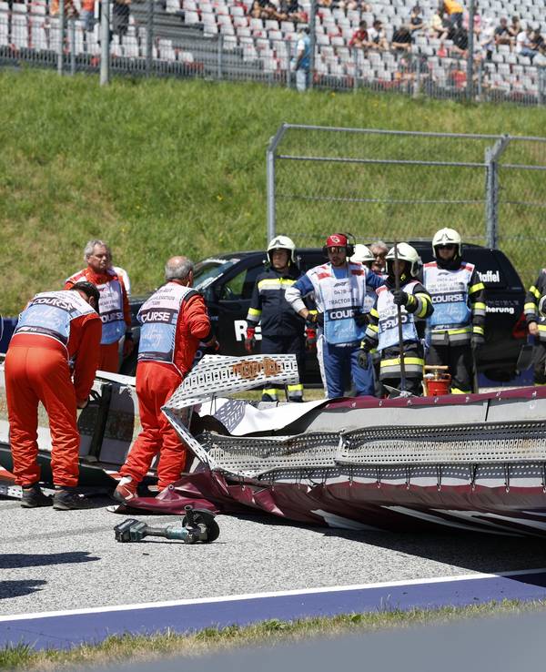 Vor dem Großen Preis von Österreich in der Formel 1 ist ein großes Metall-Werbebanner auf den Red-Bull-Ring in Spielberg gekracht.