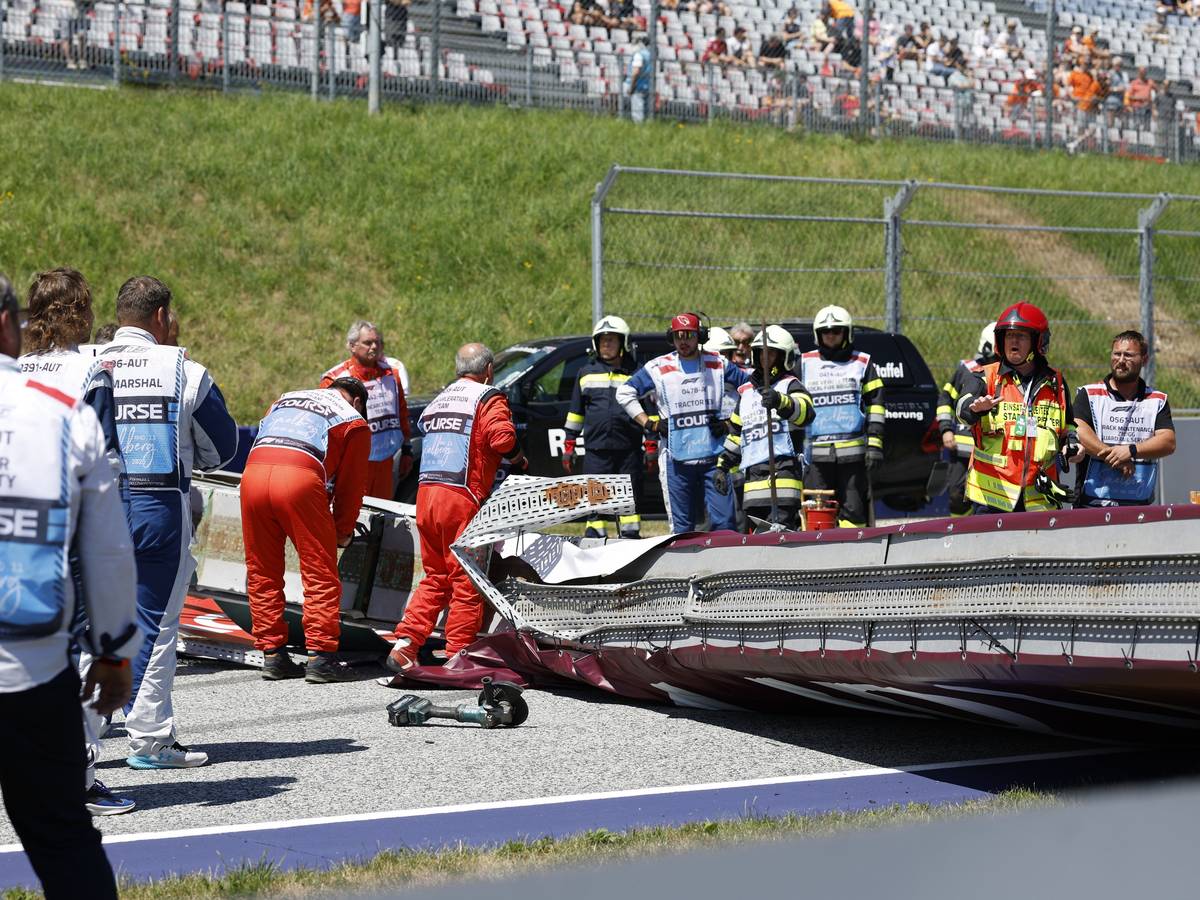 Vor dem Großen Preis von Österreich in der Formel 1 ist ein großes Metall-Werbebanner auf den Red-Bull-Ring in Spielberg gekracht.