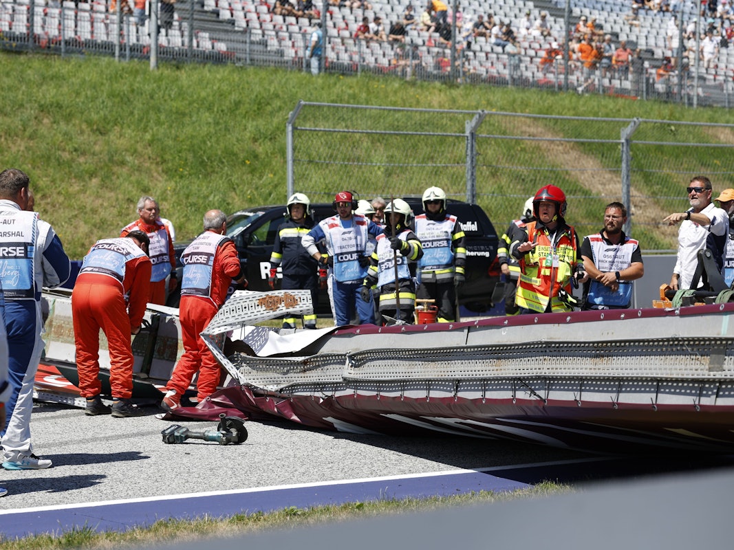 Vor dem Großen Preis von Österreich in der Formel 1 ist ein großes Metall-Werbebanner auf den Red-Bull-Ring in Spielberg gekracht.