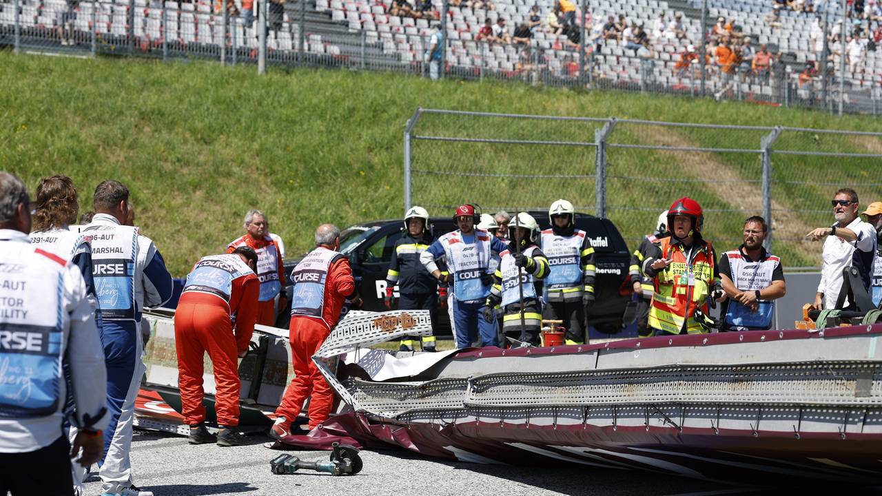 Vor dem Großen Preis von Österreich in der Formel 1 ist ein großes Metall-Werbebanner auf den Red-Bull-Ring in Spielberg gekracht.