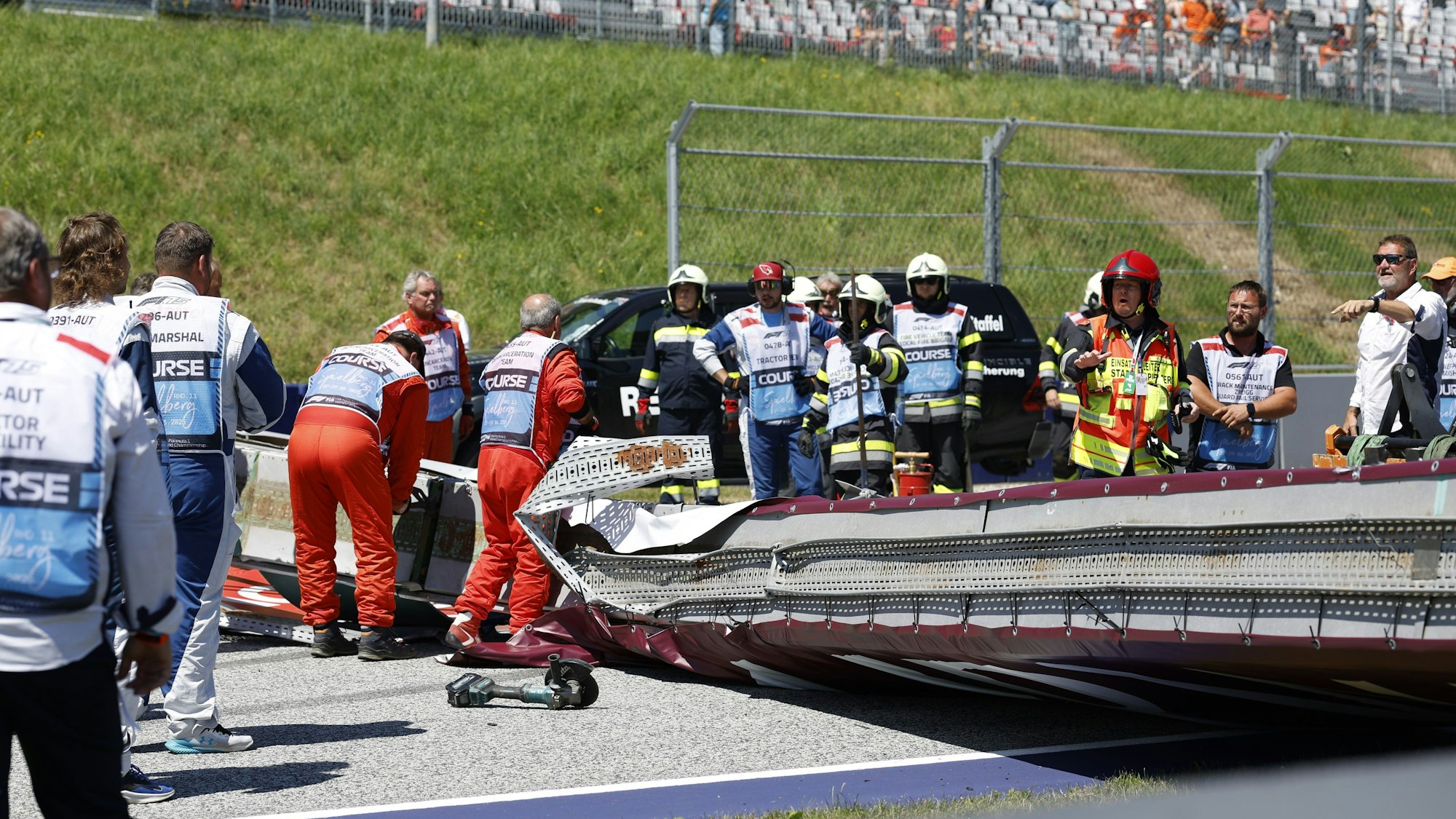 Vor dem Großen Preis von Österreich in der Formel 1 ist ein großes Metall-Werbebanner auf den Red-Bull-Ring in Spielberg gekracht.