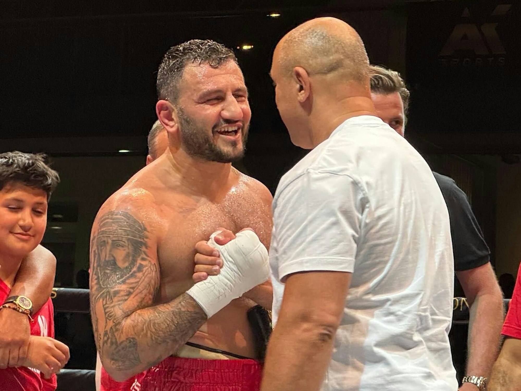 Boxer Leon Harth und Arthur Abraham klatschen sich ab.