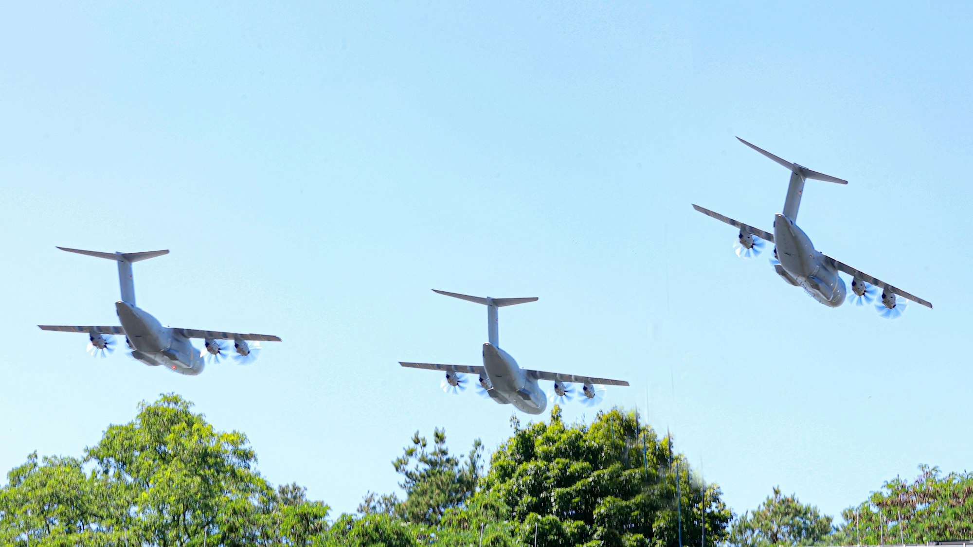 A 440 M Transportflugzeuge fliegen über das Gelände in Köln-Wahn.